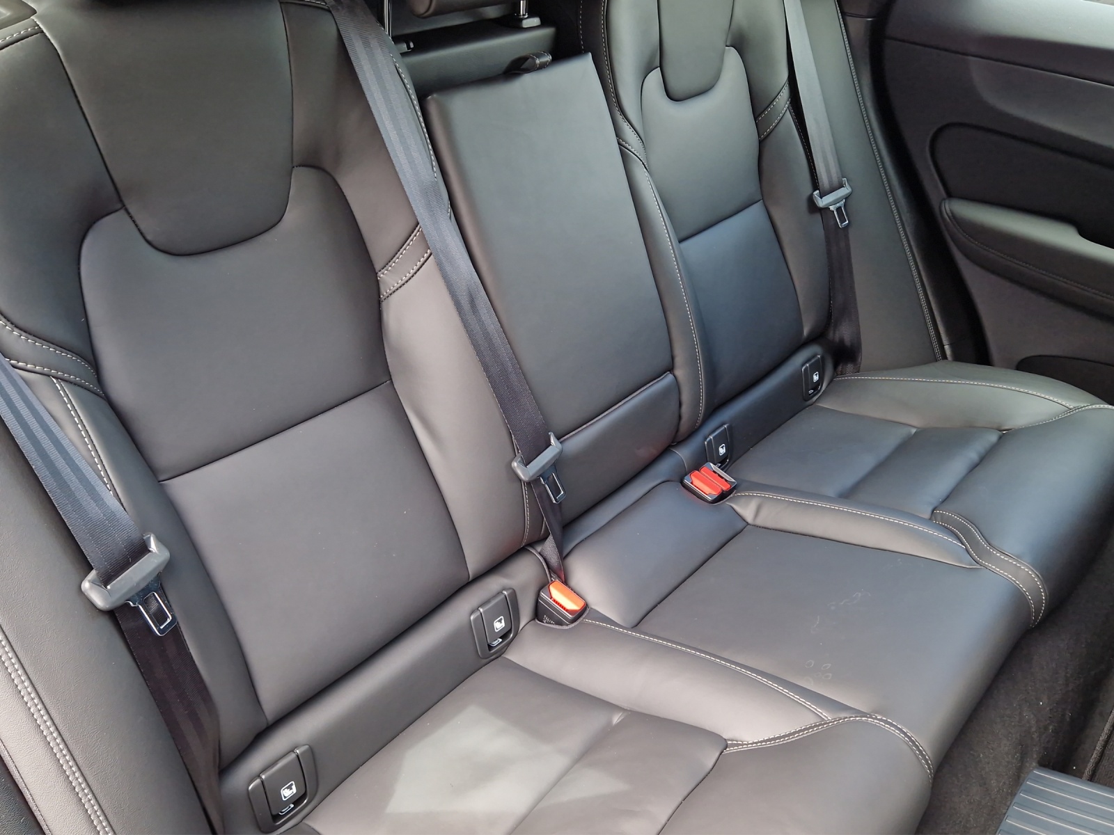 VOLVO XC60 2.0 T8 TE Black Edition eAWD-showroom-element-2