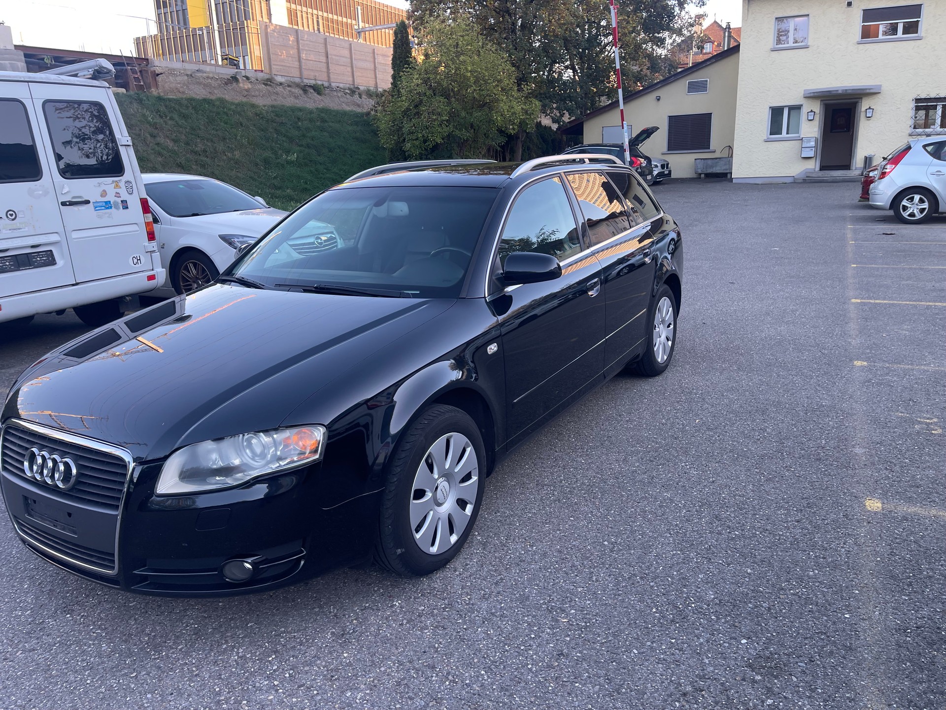 AUDI A4 Avant 3.2 FSI multitronic-image-1
