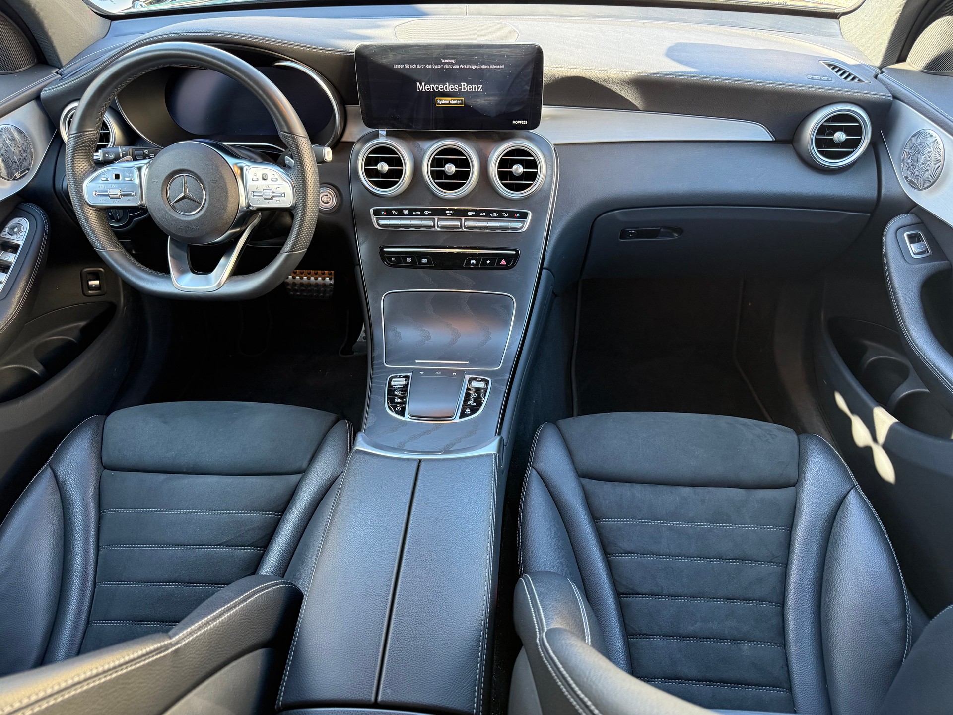 MERCEDES-BENZ GLC 300 AMG Line 4Matic 9G-Tronic-image-6