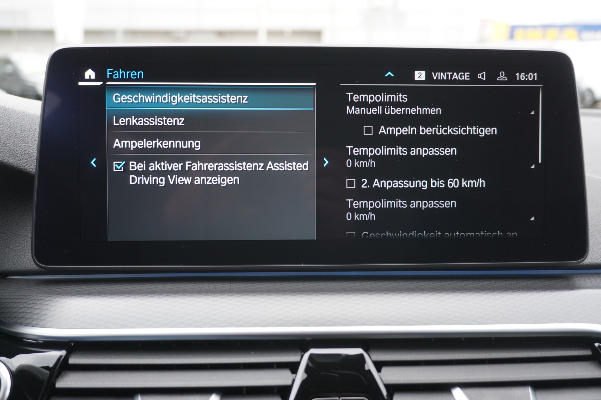 BMW 530e xDrive Touring M Sport Steptronic-image-37