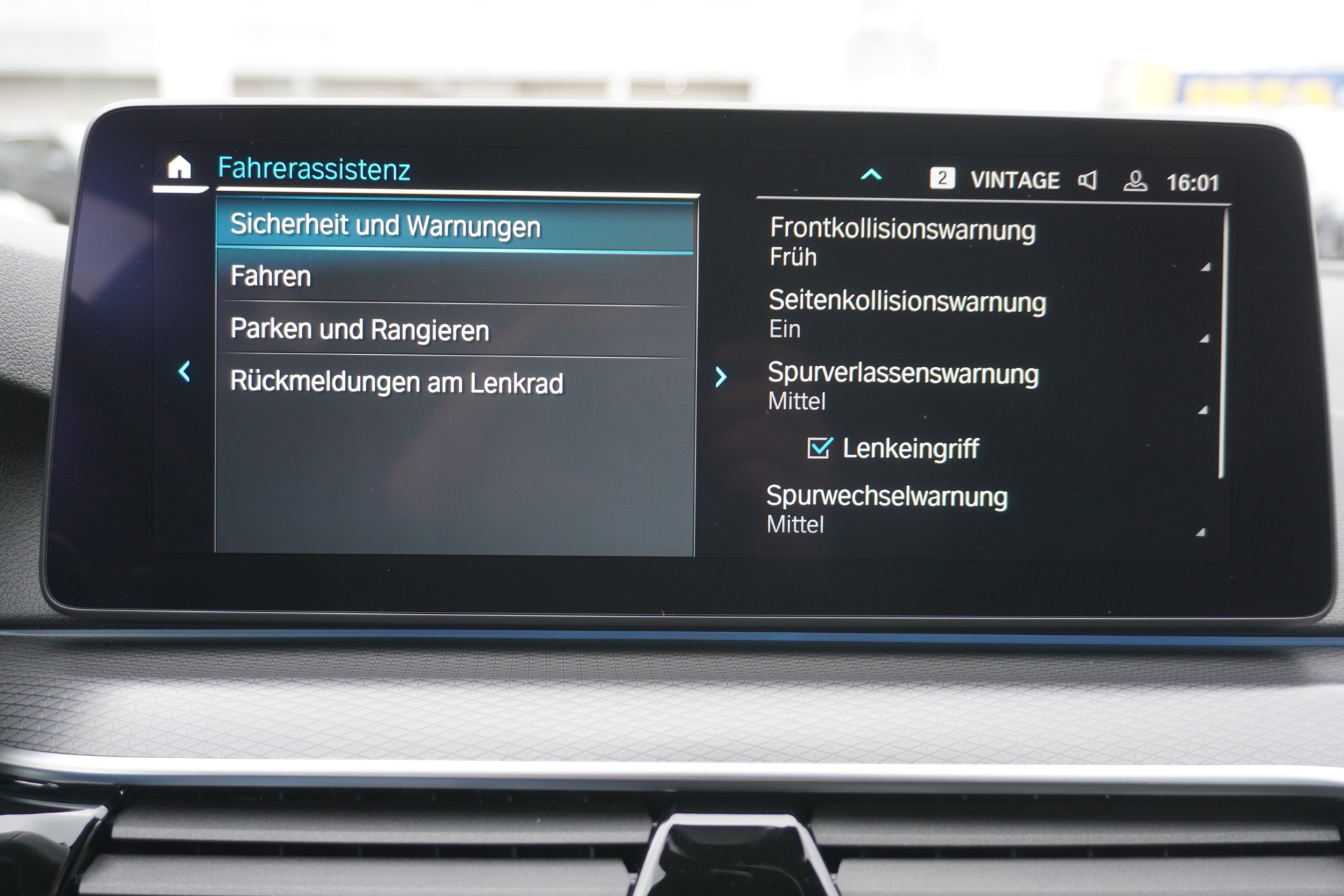 BMW 530e xDrive Touring M Sport Steptronic-image-35