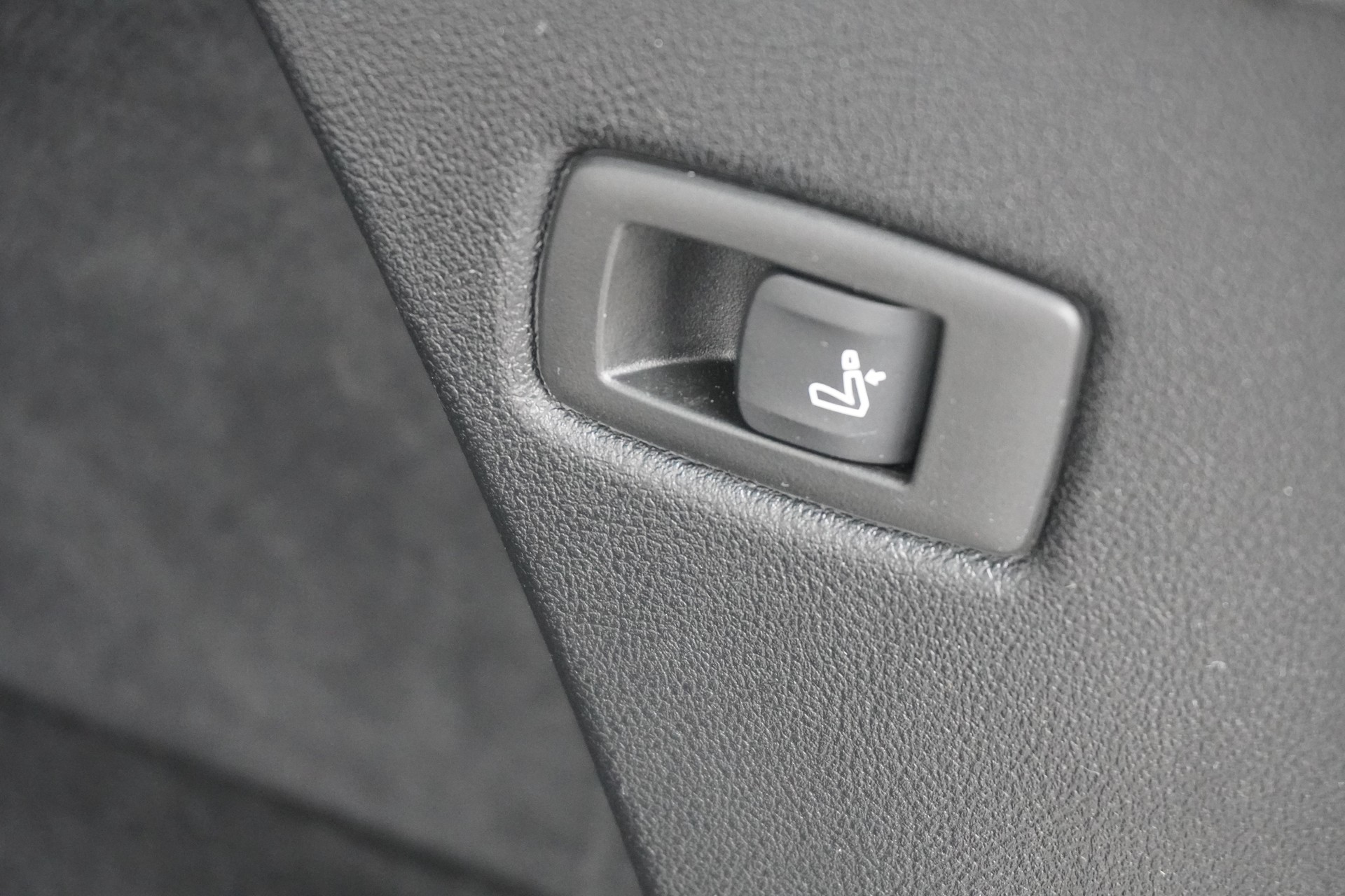 BMW 530e xDrive Touring M Sport Steptronic-image-12