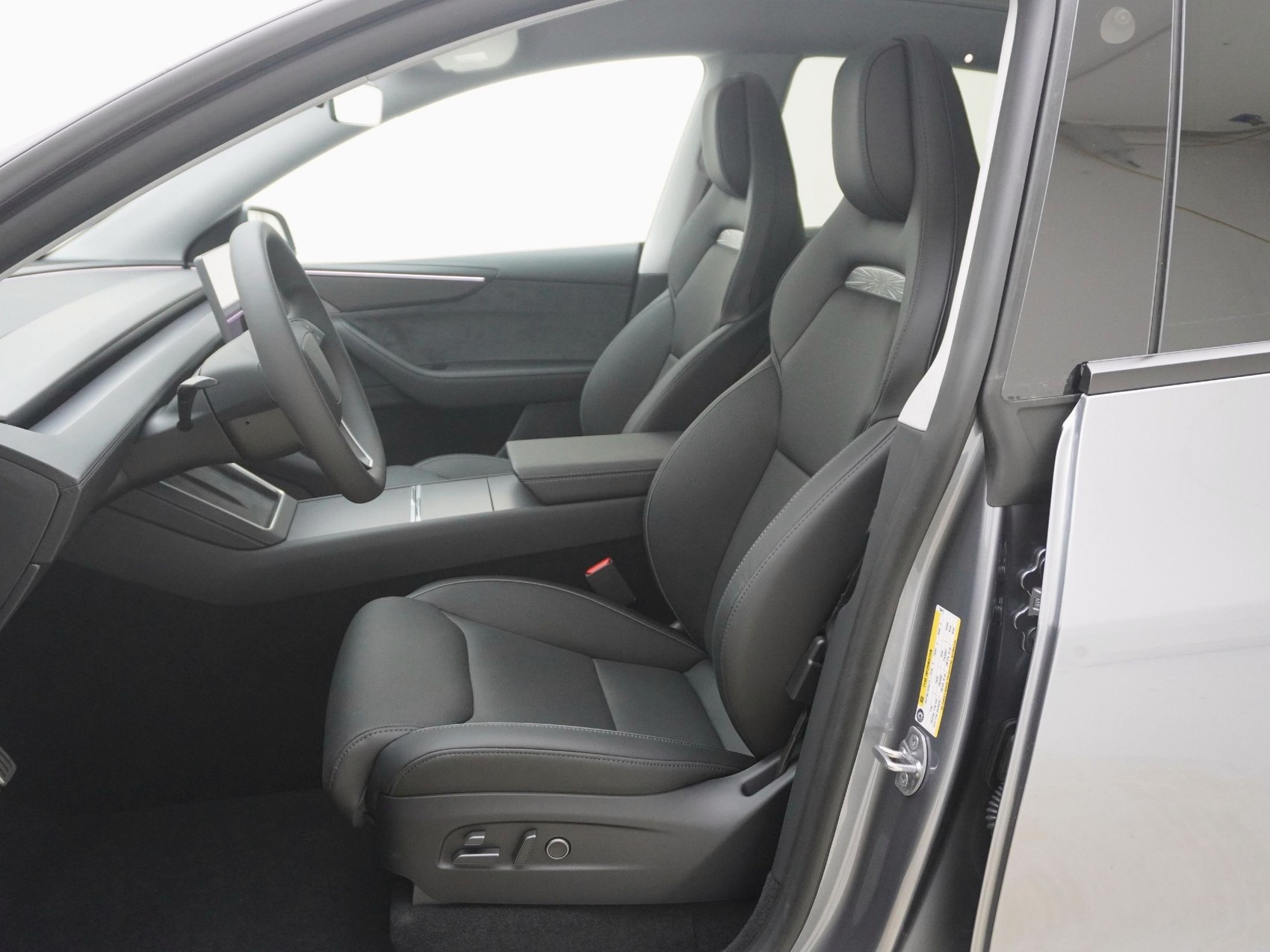 TESLA Model Y Performance AWD-image-14