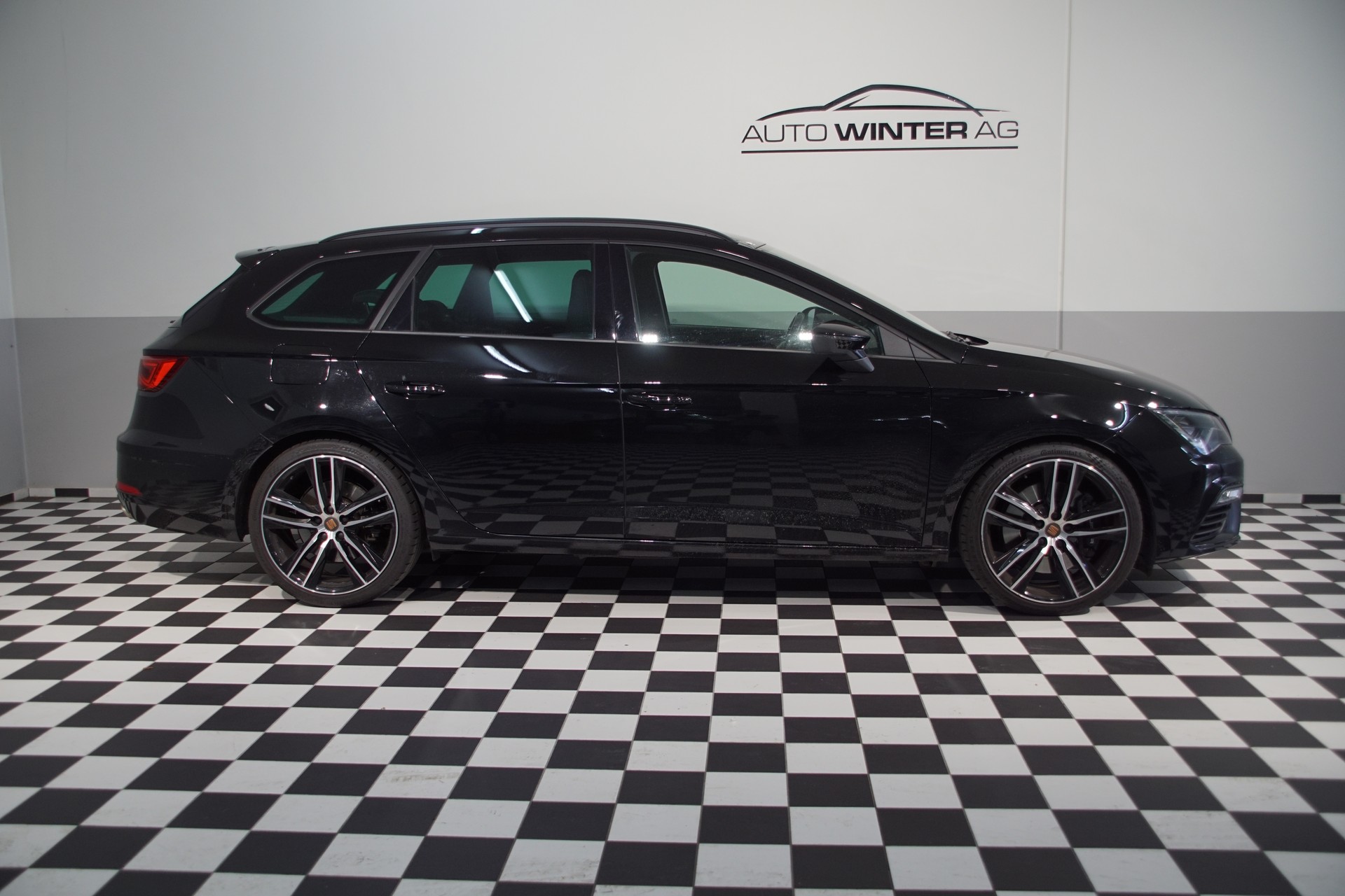 SEAT Leon ST 2.0 TSI Cupra 300 4 Drive DSG-image-4