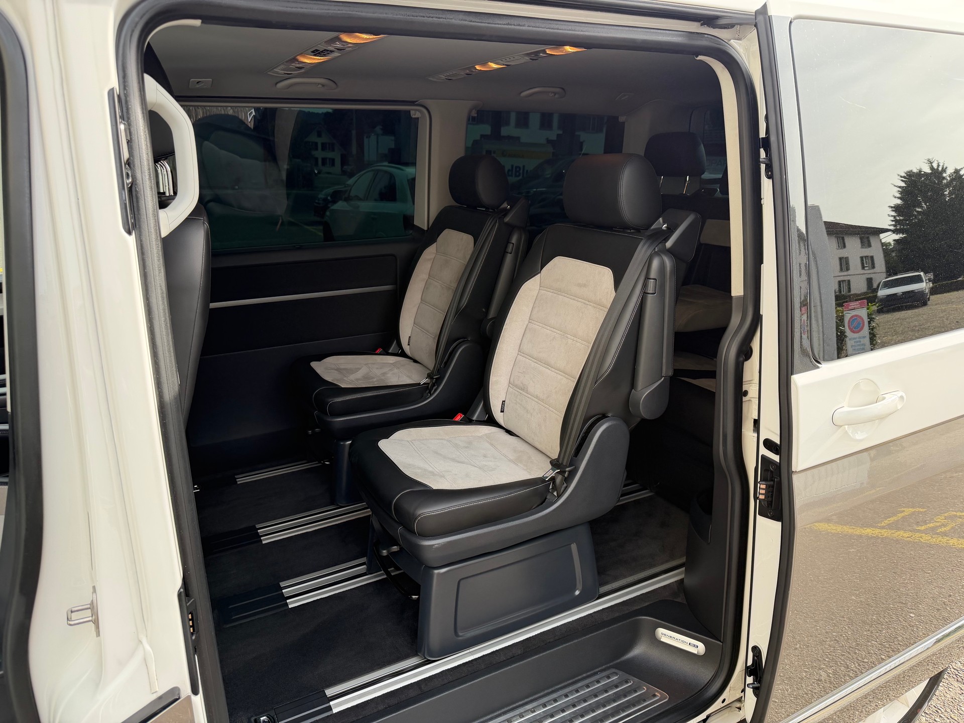VW T6 Multivan 2.0 Bi-TDI Gen Six 4Motion DSG-image-12
