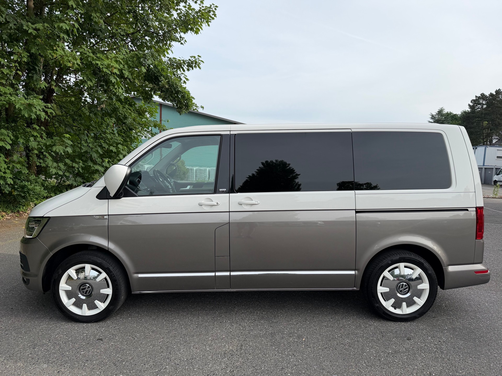 VW T6 Multivan 2.0 Bi-TDI Gen Six 4Motion DSG-showroom-element-1