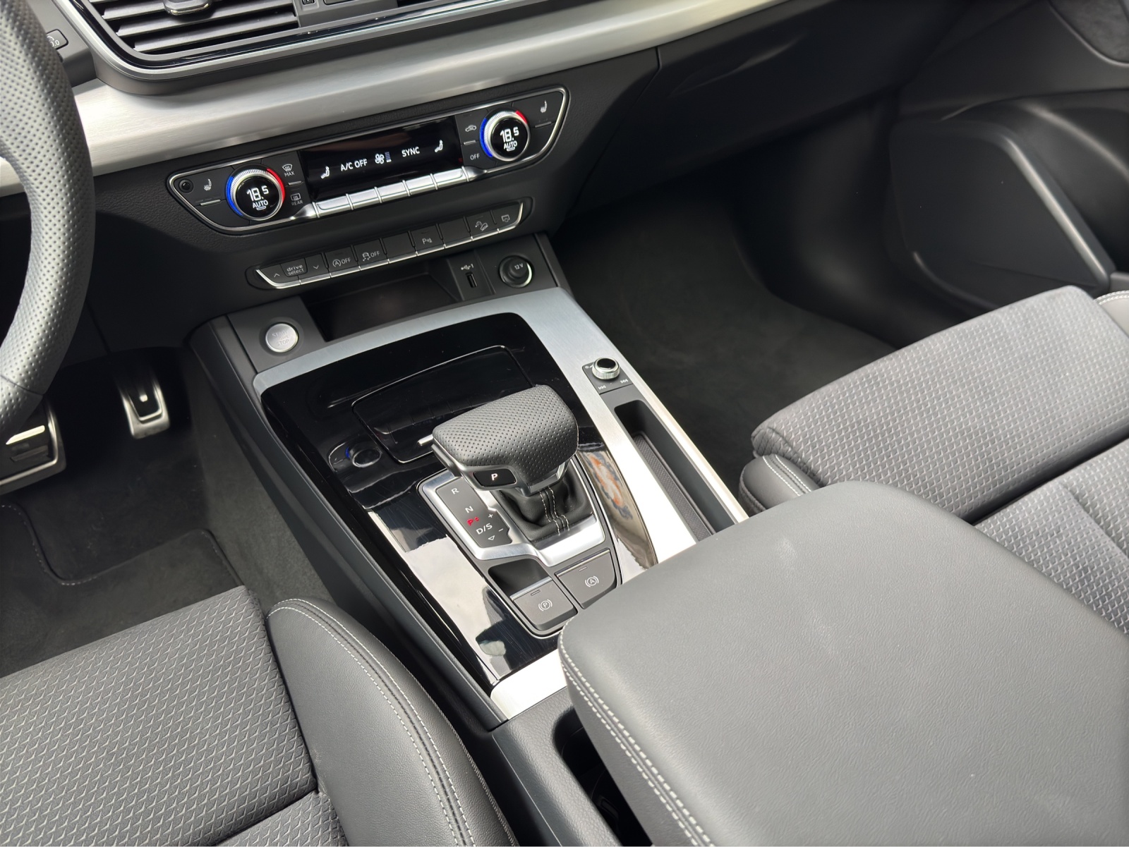 AUDI Q5 2.0 40 TDI S Line Black Edition quattro-image-8