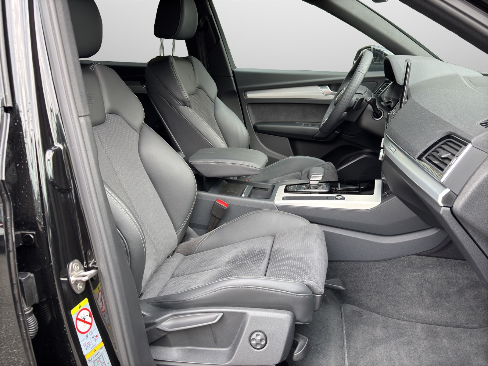 AUDI Q5 2.0 40 TDI S Line Black Edition quattro-image-6