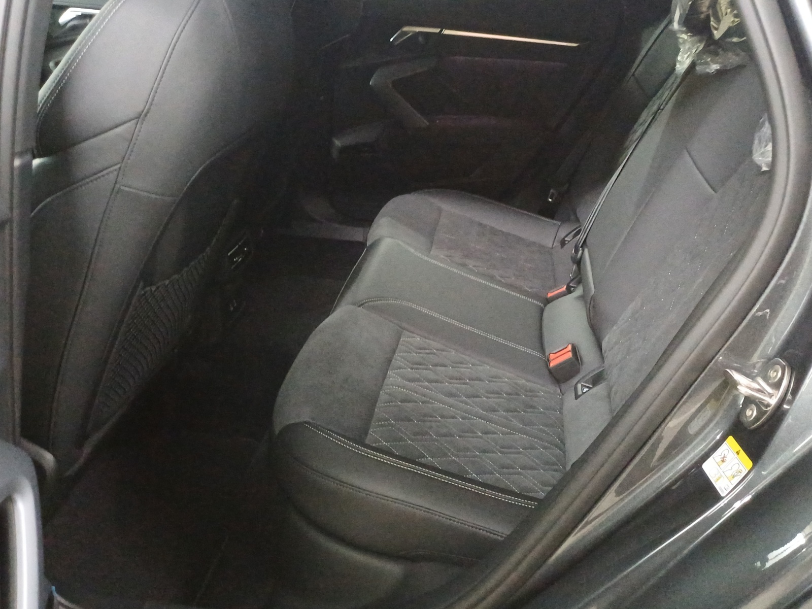 AUDI A3 Sportback TFSI 110 kW S line Attraction S tronic-image-11