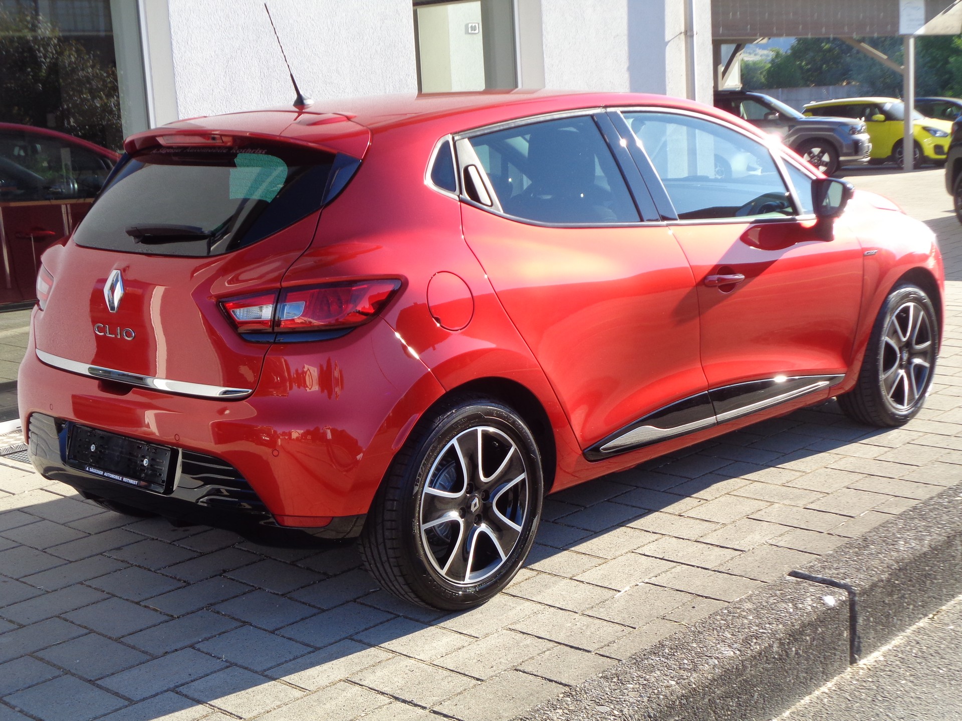 RENAULT Clio 1.2 16V T Limited EDC-showroom-element-1