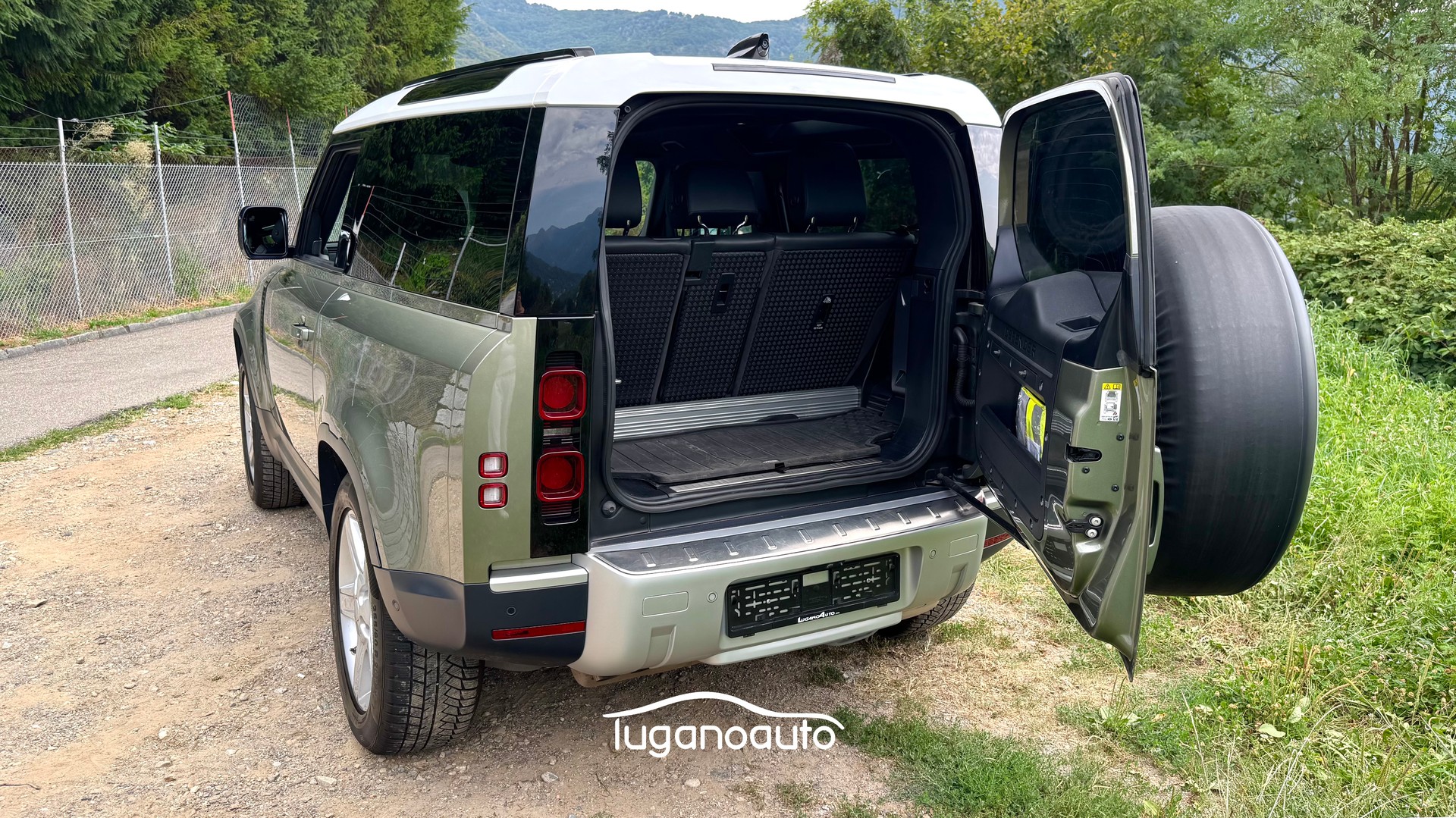 LAND ROVER Defender 90 3.0D I6 250 First Edition AT8-image-6