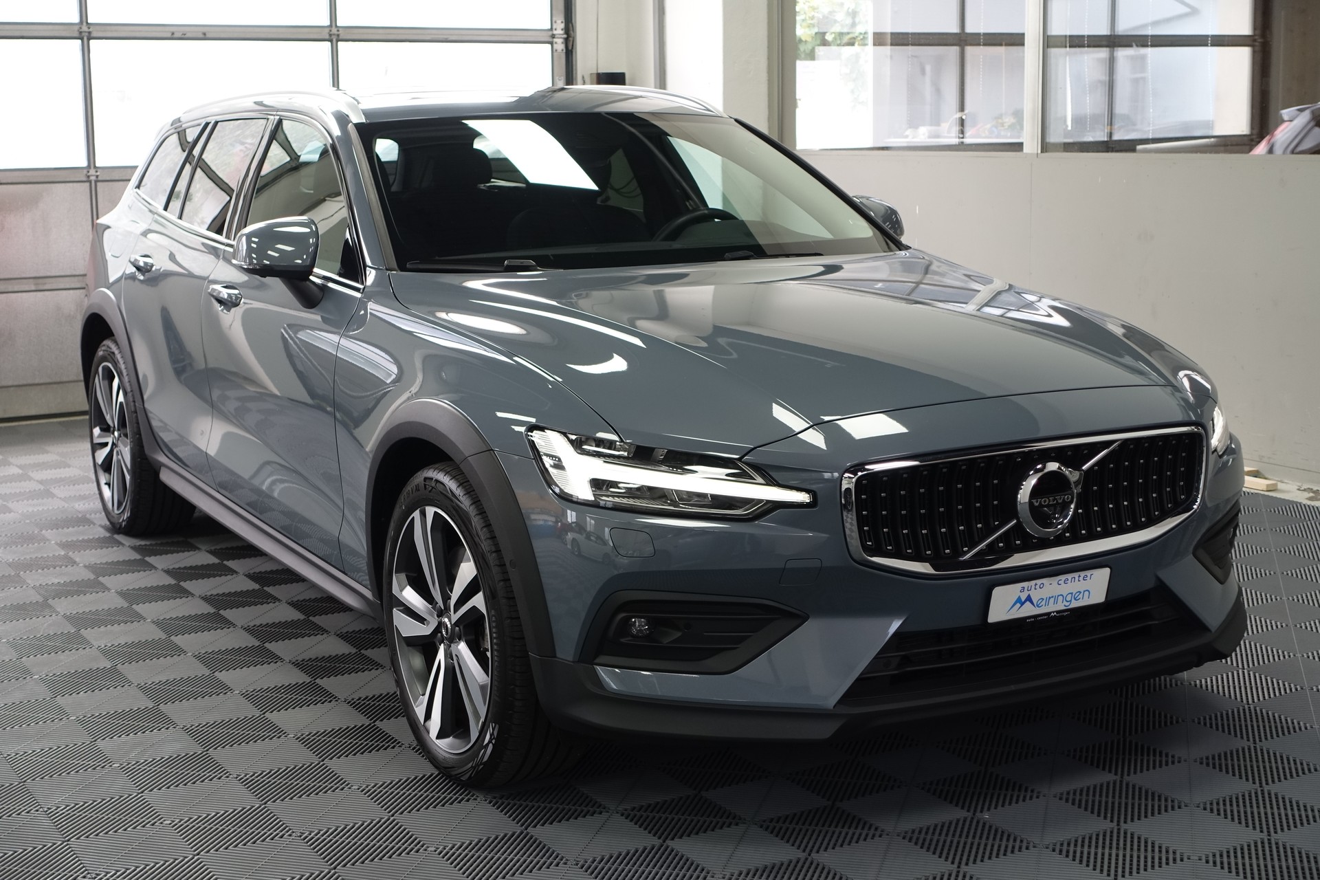 VOLVO V60 Cross Country 2.0 B5 AWD-showroom-element-1