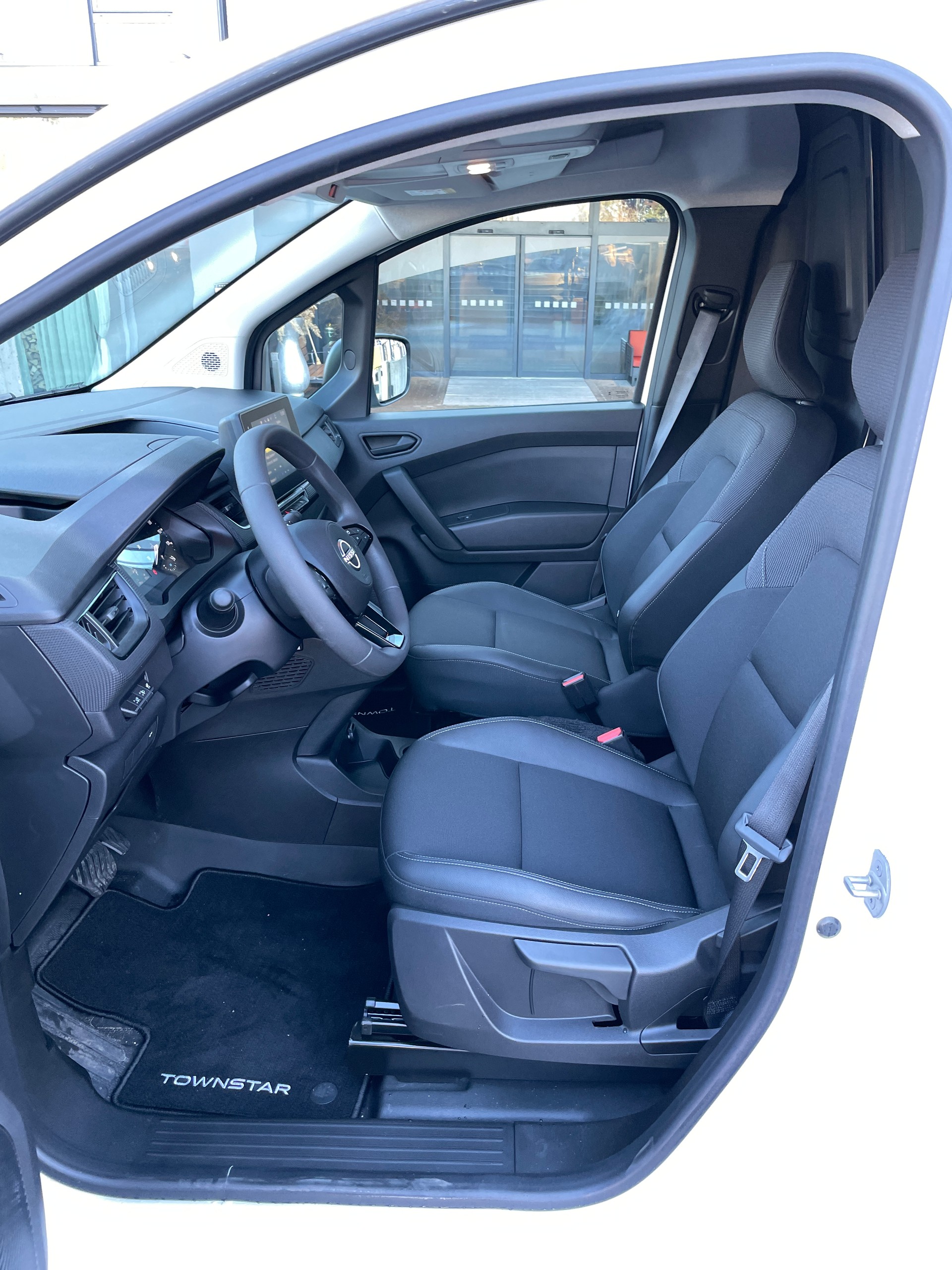 NISSAN Townstar EV45 kWh 22kW L2 Acenta-image-12