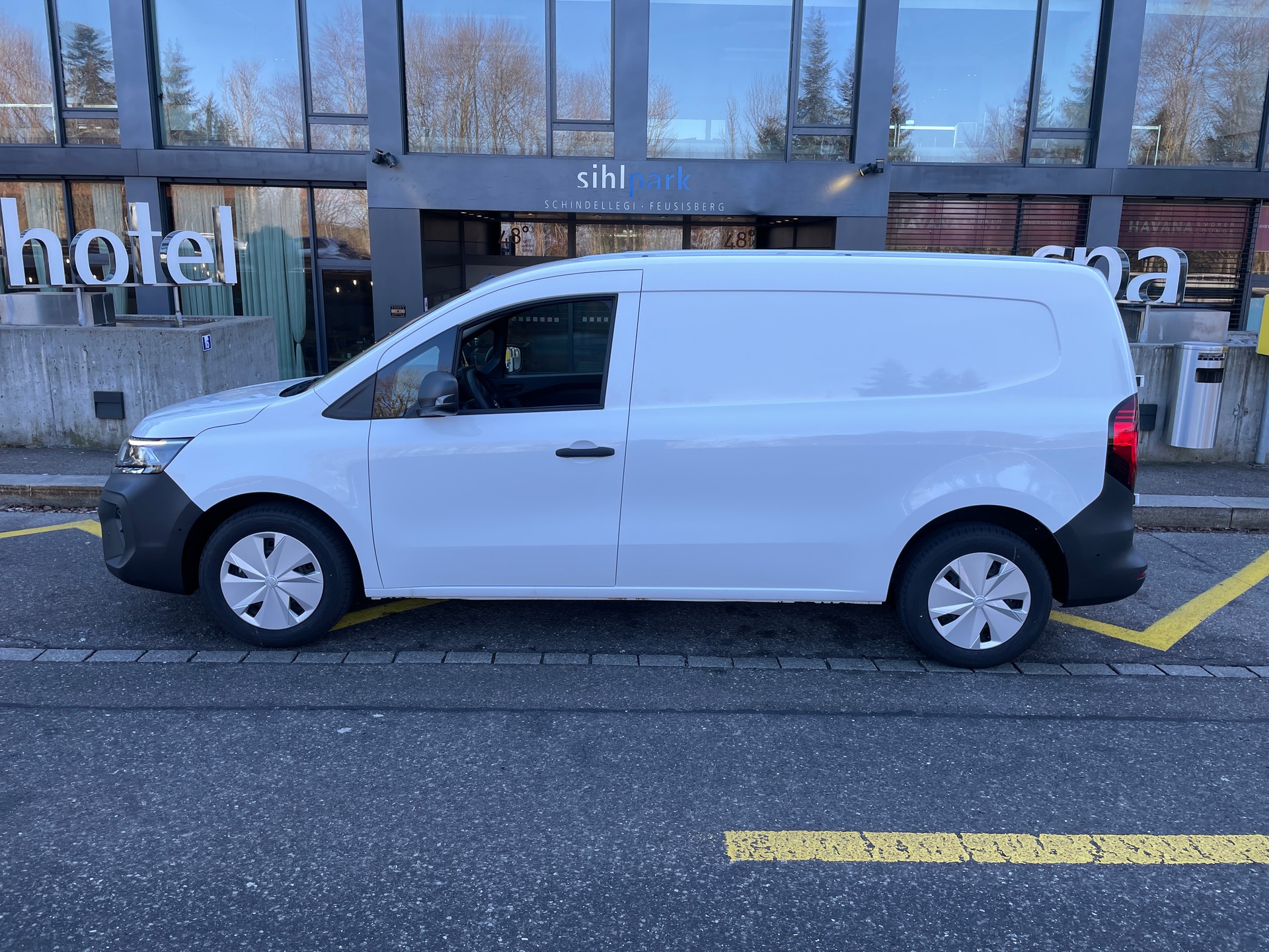 NISSAN Townstar EV45 kWh 22kW L2 Acenta-image-9