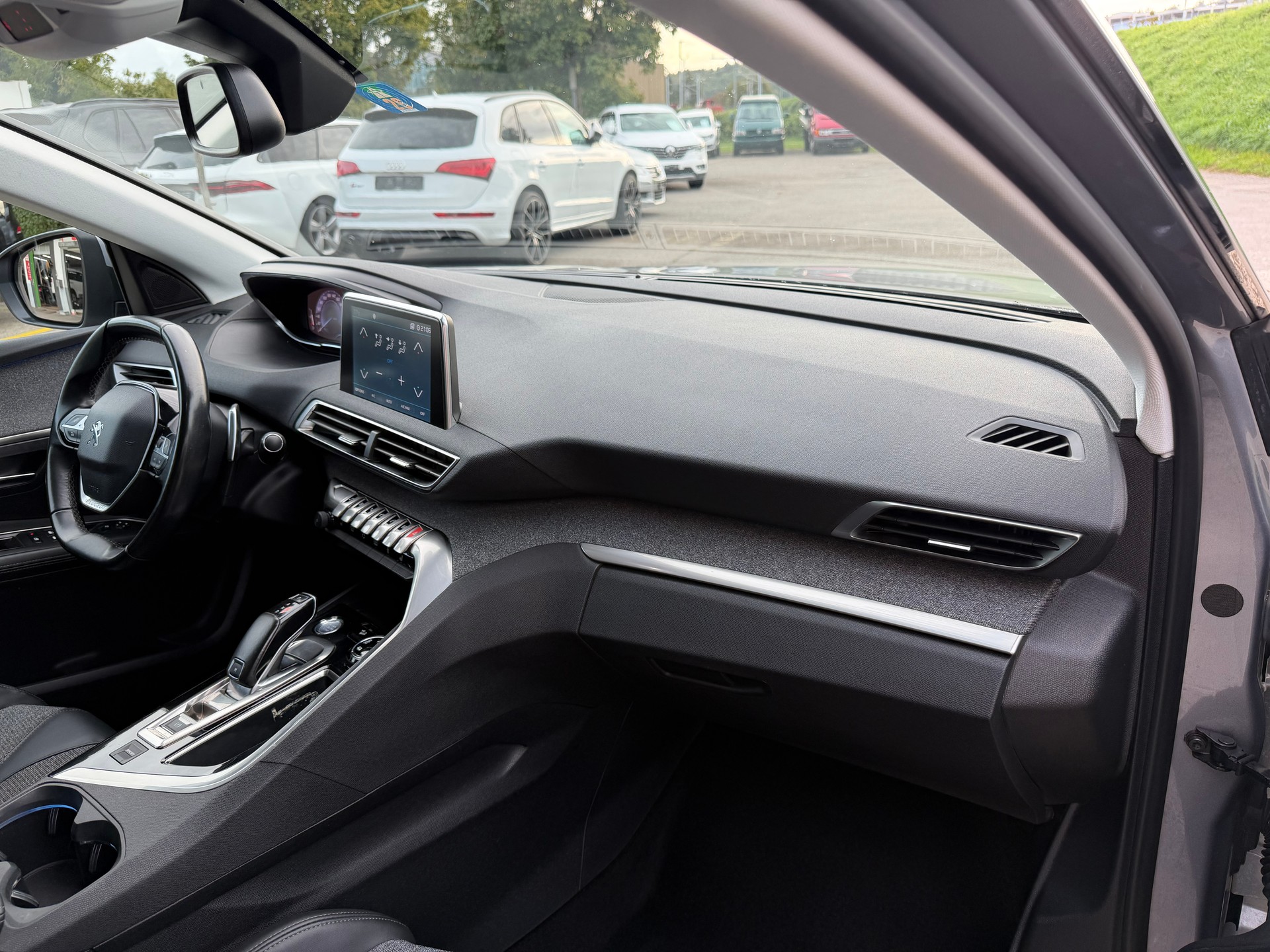 PEUGEOT 3008 1.2 PureTech Allure EAT-image-17
