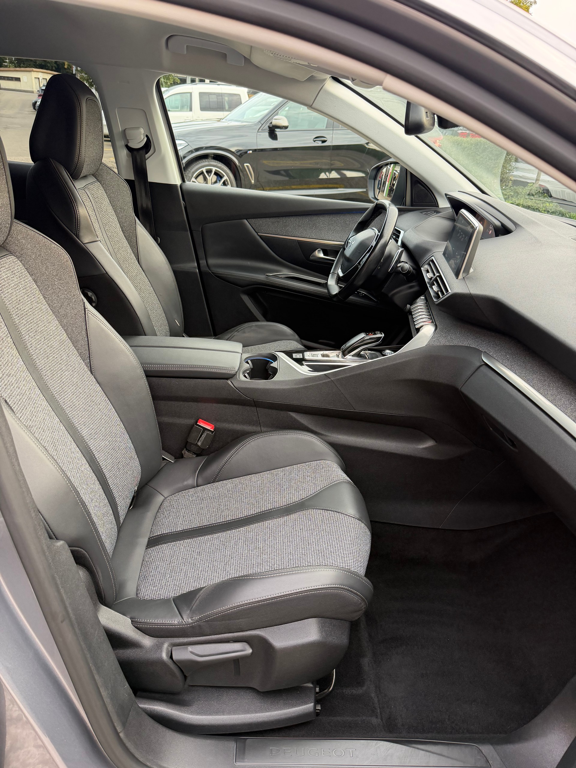 PEUGEOT 3008 1.2 PureTech Allure EAT-image-15