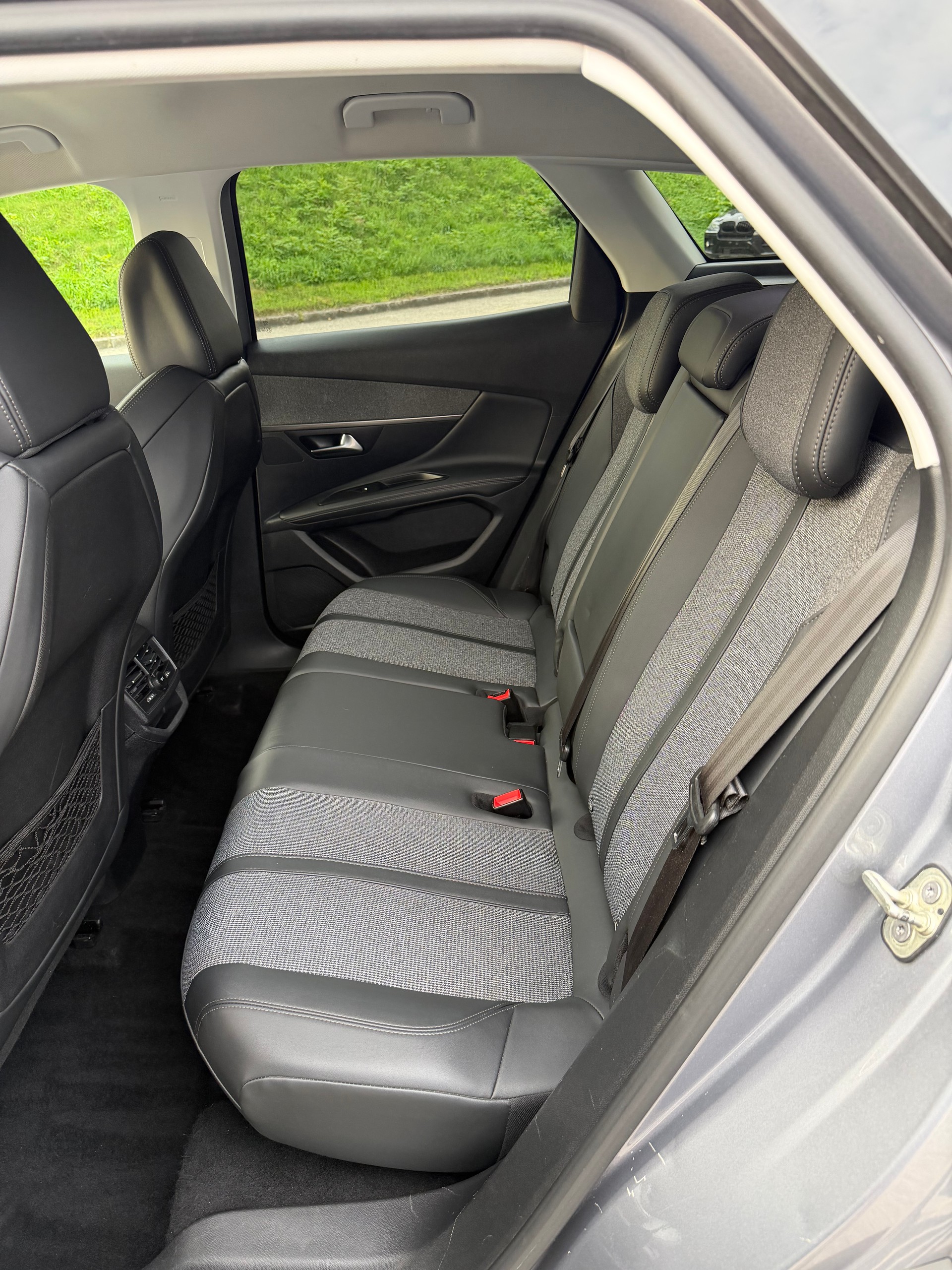 PEUGEOT 3008 1.2 PureTech Allure EAT-image-13