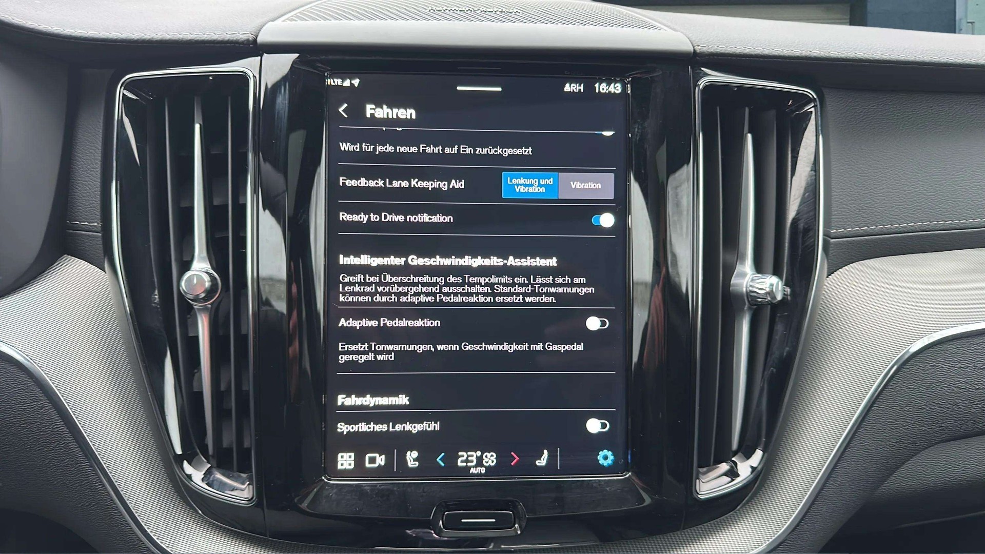 VOLVO XC60 B5 Benzin Mild Hybrid AWD Ultra Dark Geartronic mit AHK & Panoramadach & 5J Werksgarantie oder bis 200000km-image-17