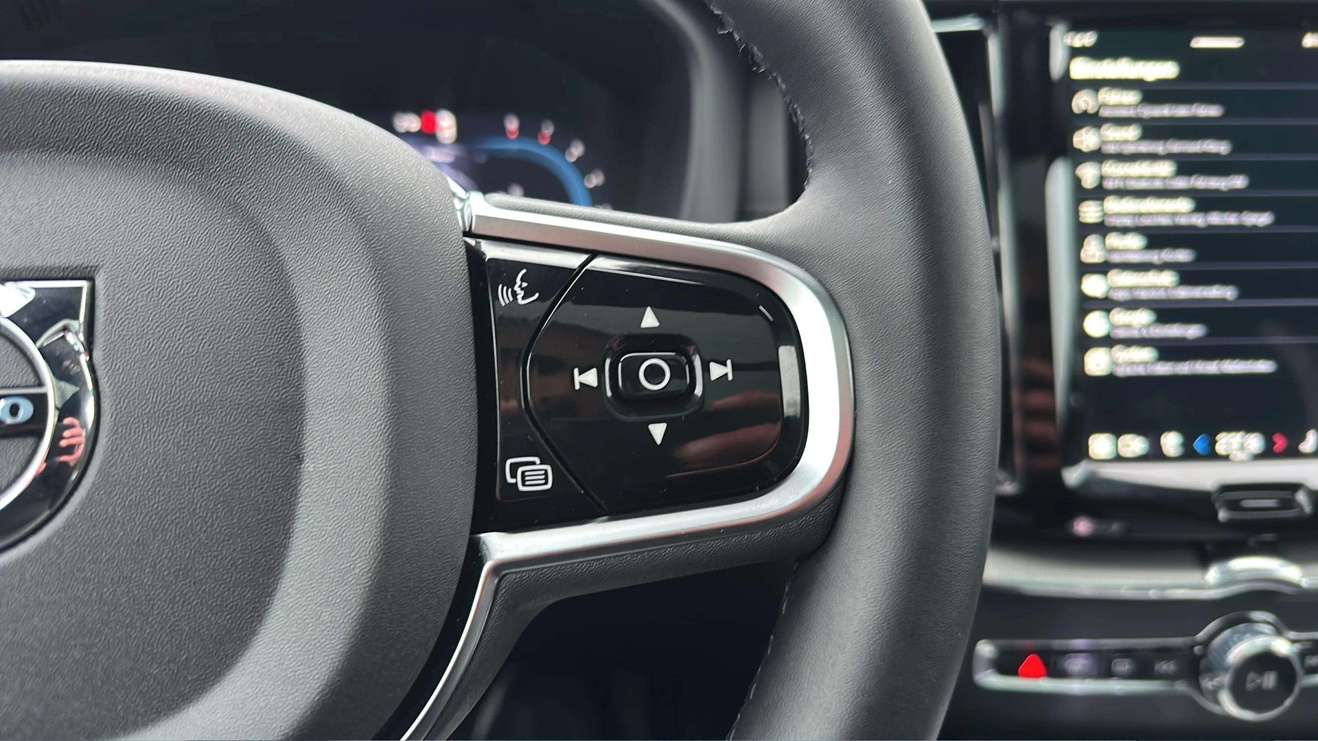 VOLVO XC60 B5 Benzin Mild Hybrid AWD Ultra Dark Geartronic mit AHK & Panoramadach & 5J Werksgarantie oder bis 200000km-image-26