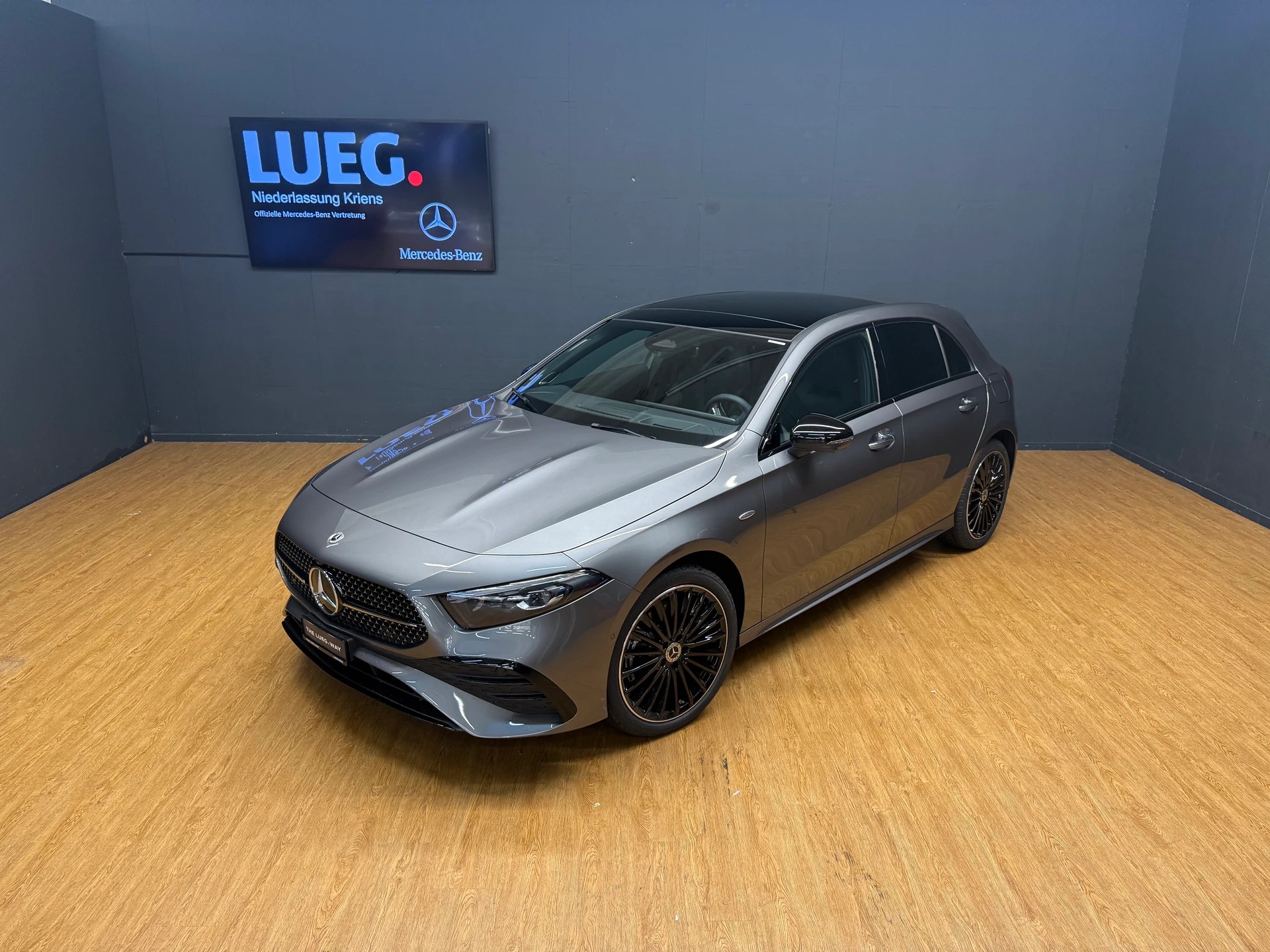 MERCEDES-BENZ A 250 e EQ Star - AMG / DISTRONIC / 360 Grad Kamera-showroom-element-2