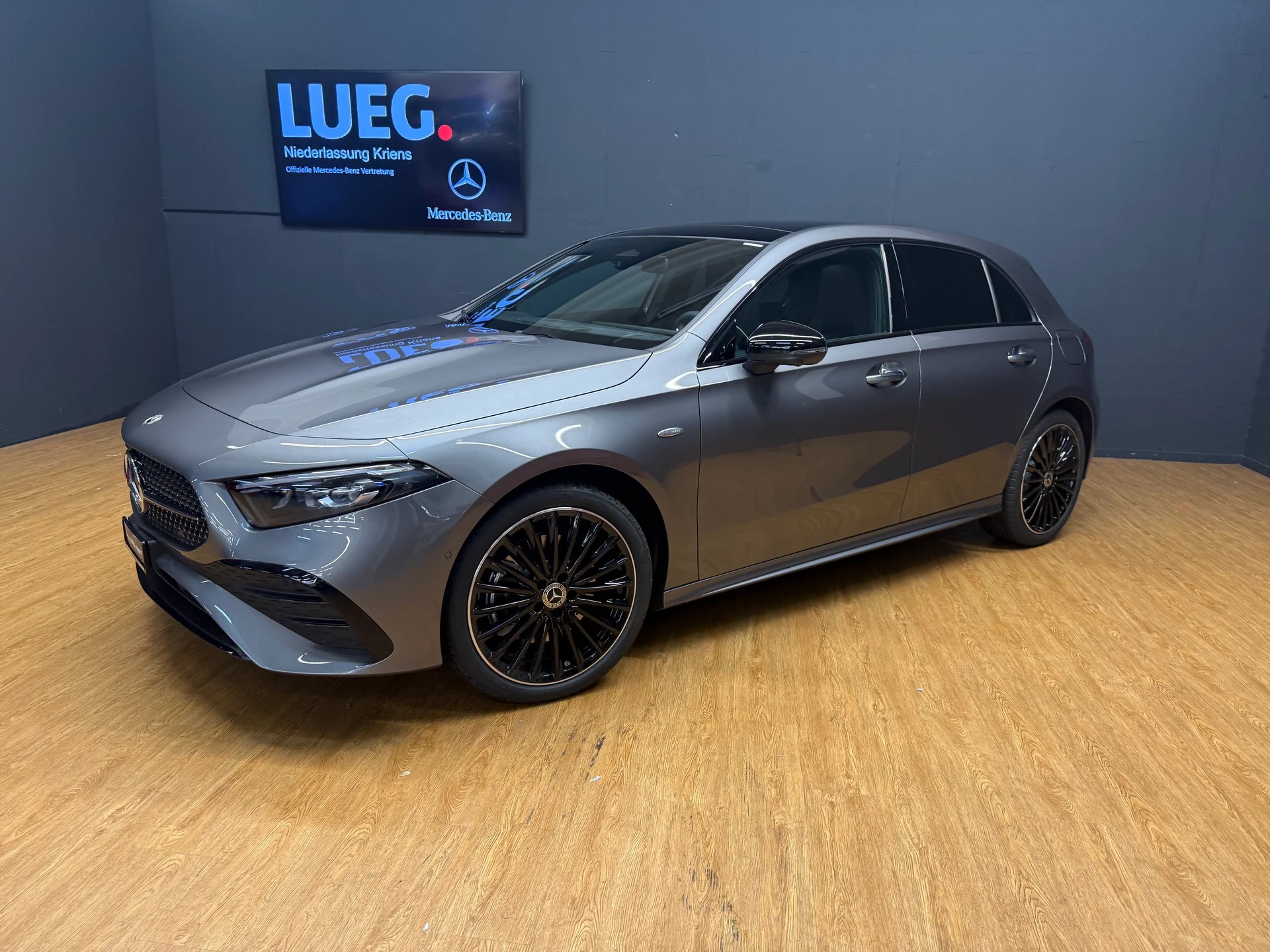 MERCEDES-BENZ A 250 e EQ Star - AMG / DISTRONIC / 360 Grad Kamera-showroom-element-1