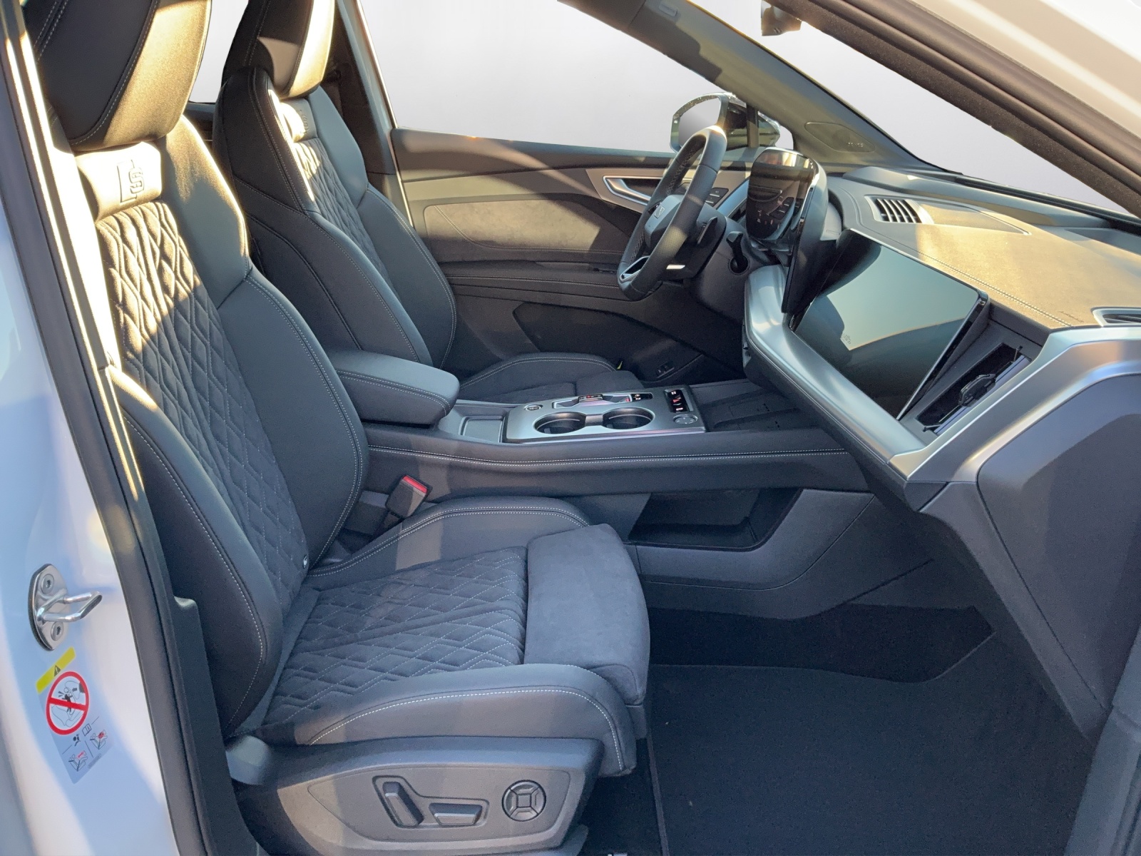 AUDI Q4 e-tron SUV quattro performance Swiss Ski-image-13