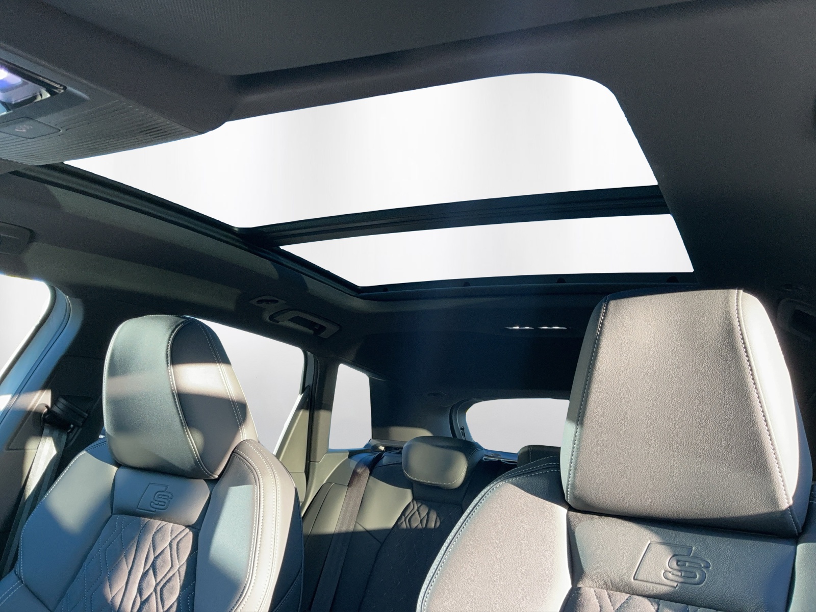 AUDI Q4 e-tron SUV quattro performance Swiss Ski-image-14