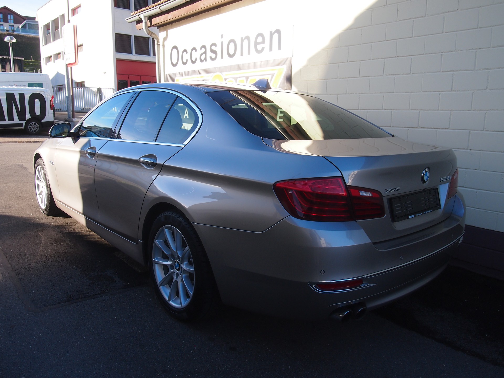 BMW 528i xDrive Luxury Line Steptronic-image-10