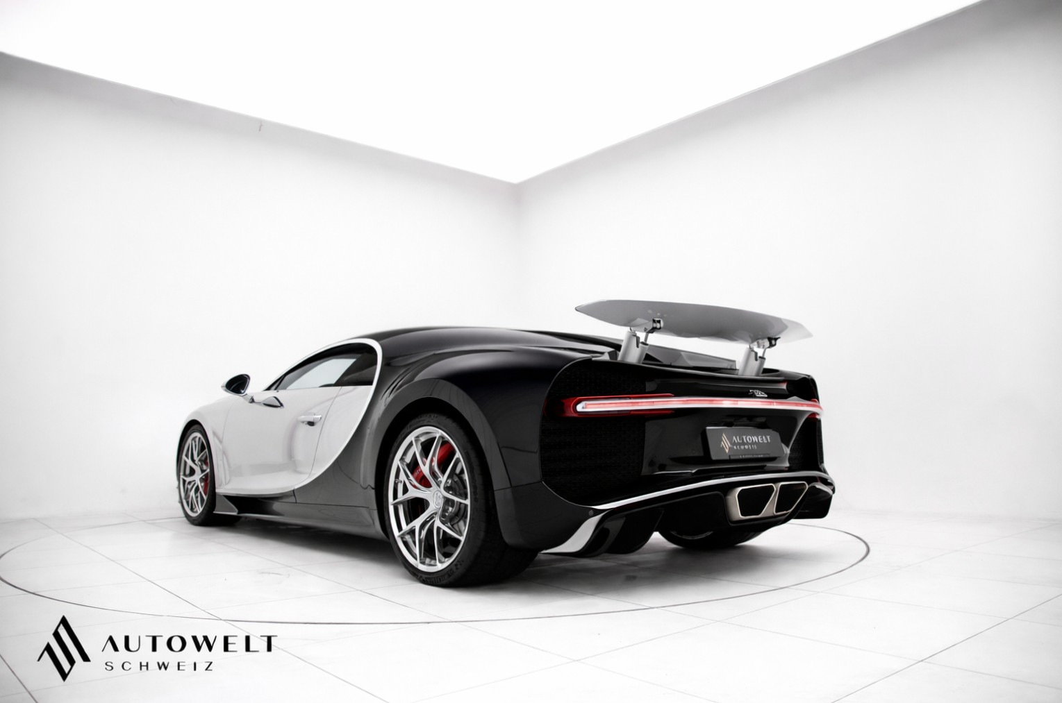 BUGATTI CHIRON SPORT La Mer Argentée-showroom-element-2