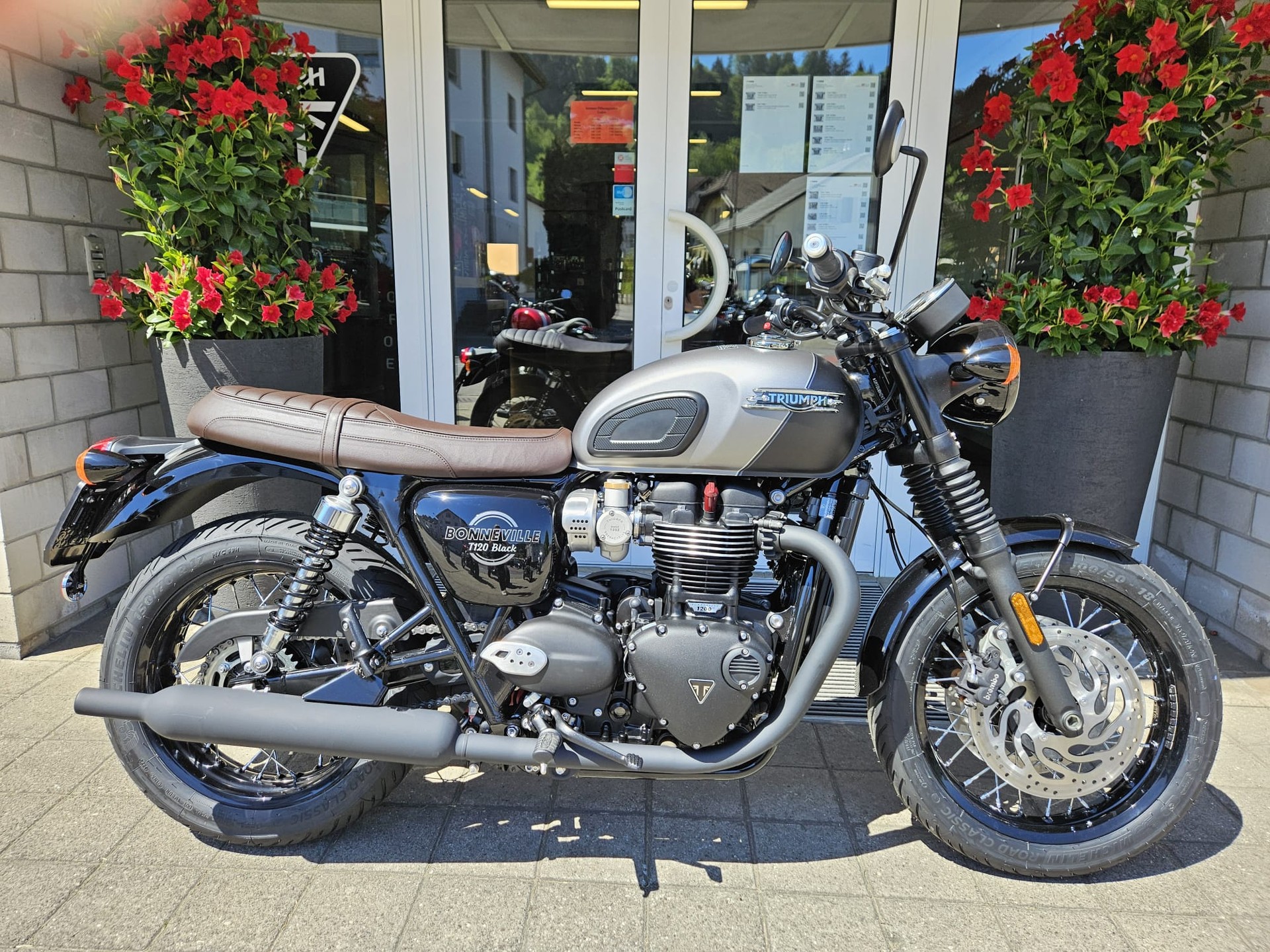 TRIUMPH Bonneville T120 Black-image-2