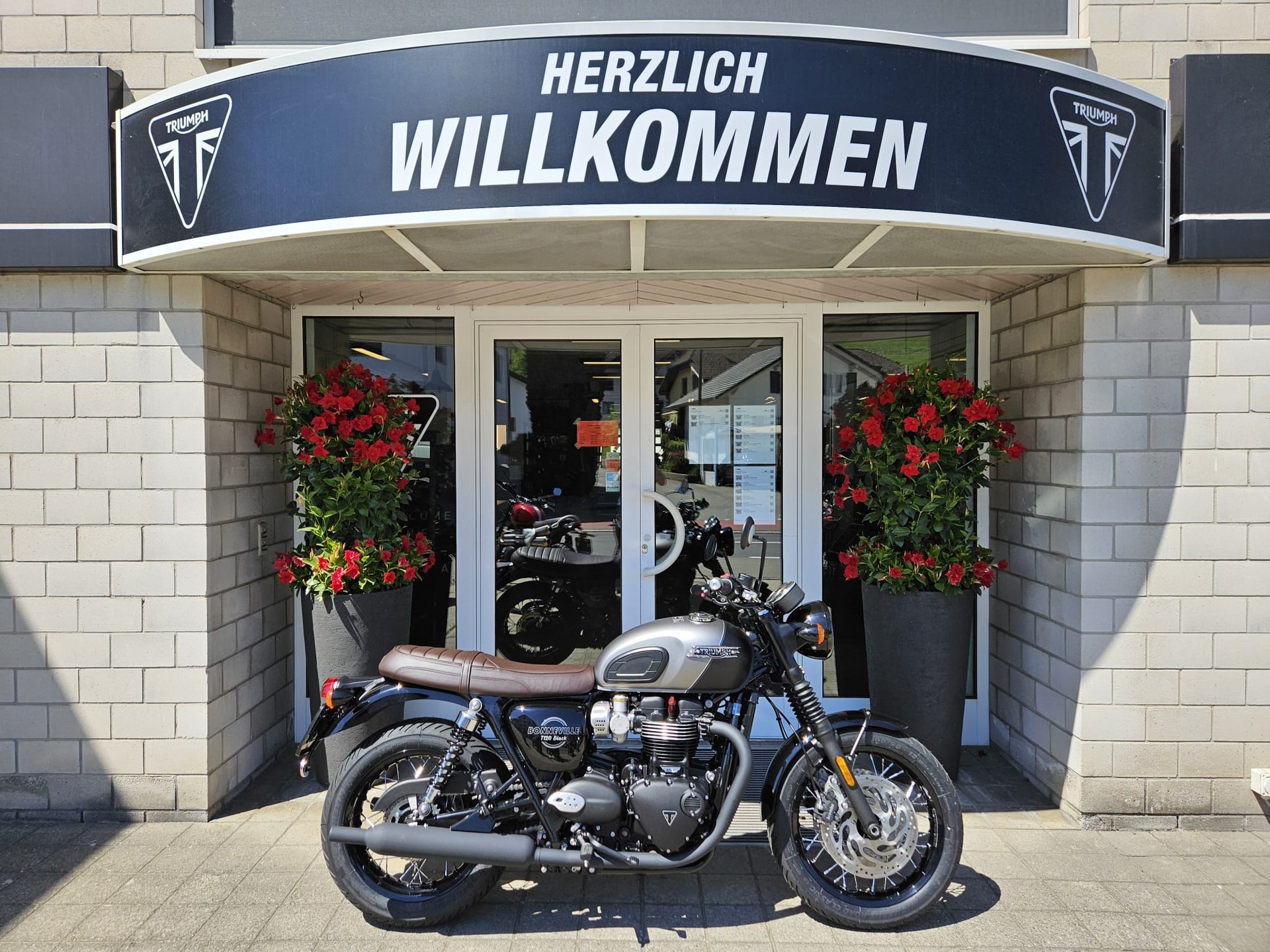 TRIUMPH Bonneville T120 Black-image-1