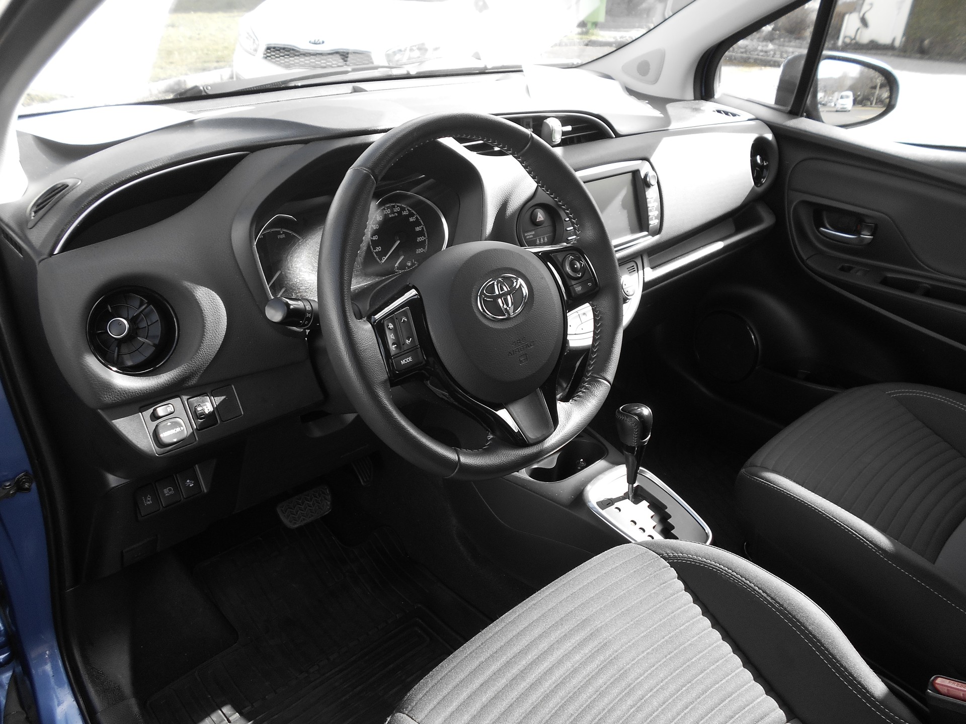 TOYOTA Yaris 1.5 VVT-i Hybrid Style e-CVT-image-4