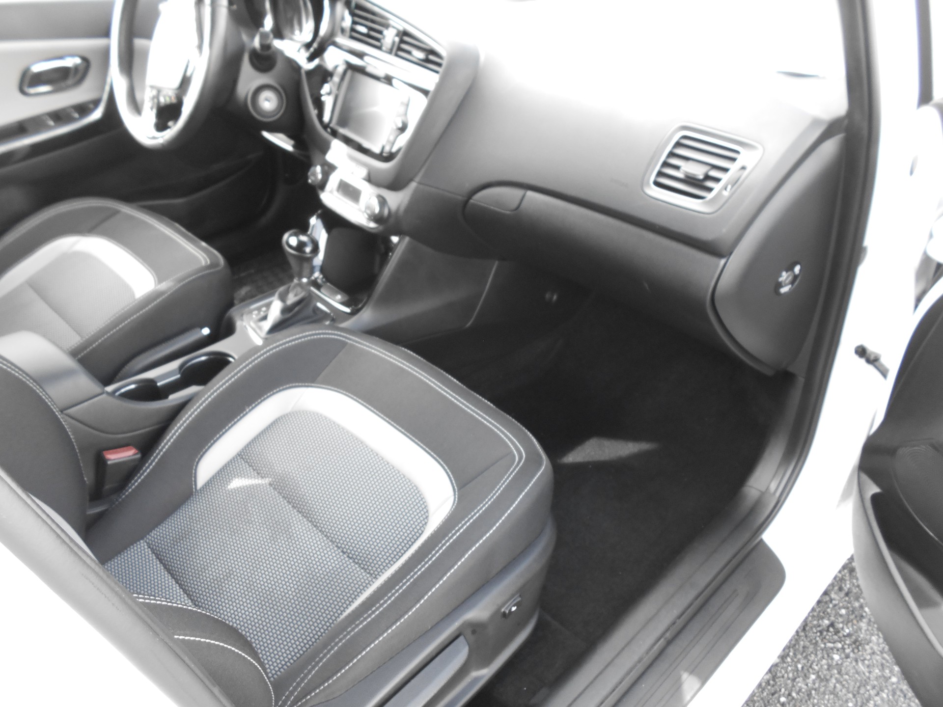 TOYOTA Yaris 1.5 VVT-i Hybrid Style e-CVT-image-5