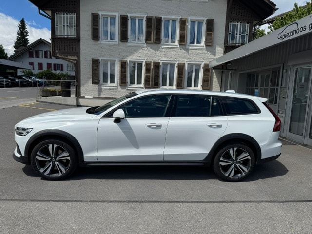 VOLVO V60 Cross Country 2.0 D4 AWD-image-4