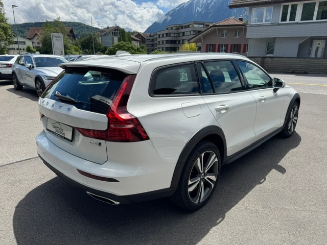 VOLVO V60 Cross Country 2.0 D4 AWD-image-2