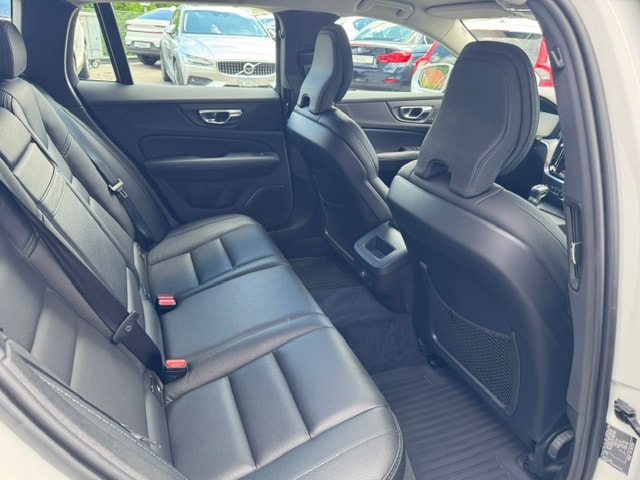 VOLVO V60 Cross Country 2.0 D4 AWD-image-10