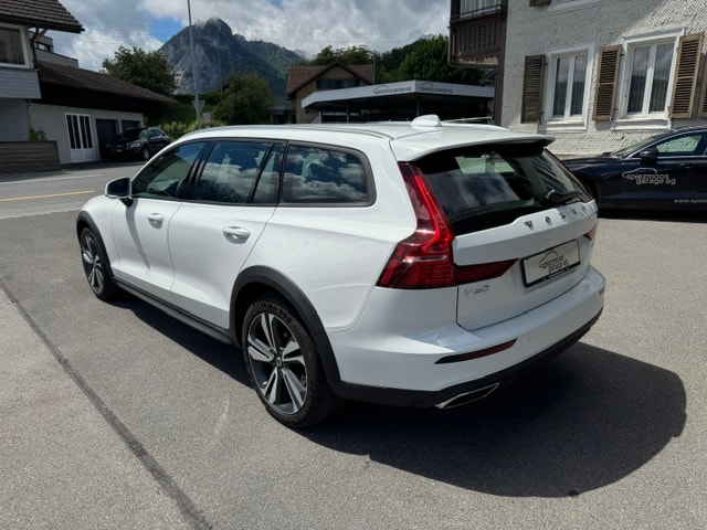 VOLVO V60 Cross Country 2.0 D4 AWD-image-3