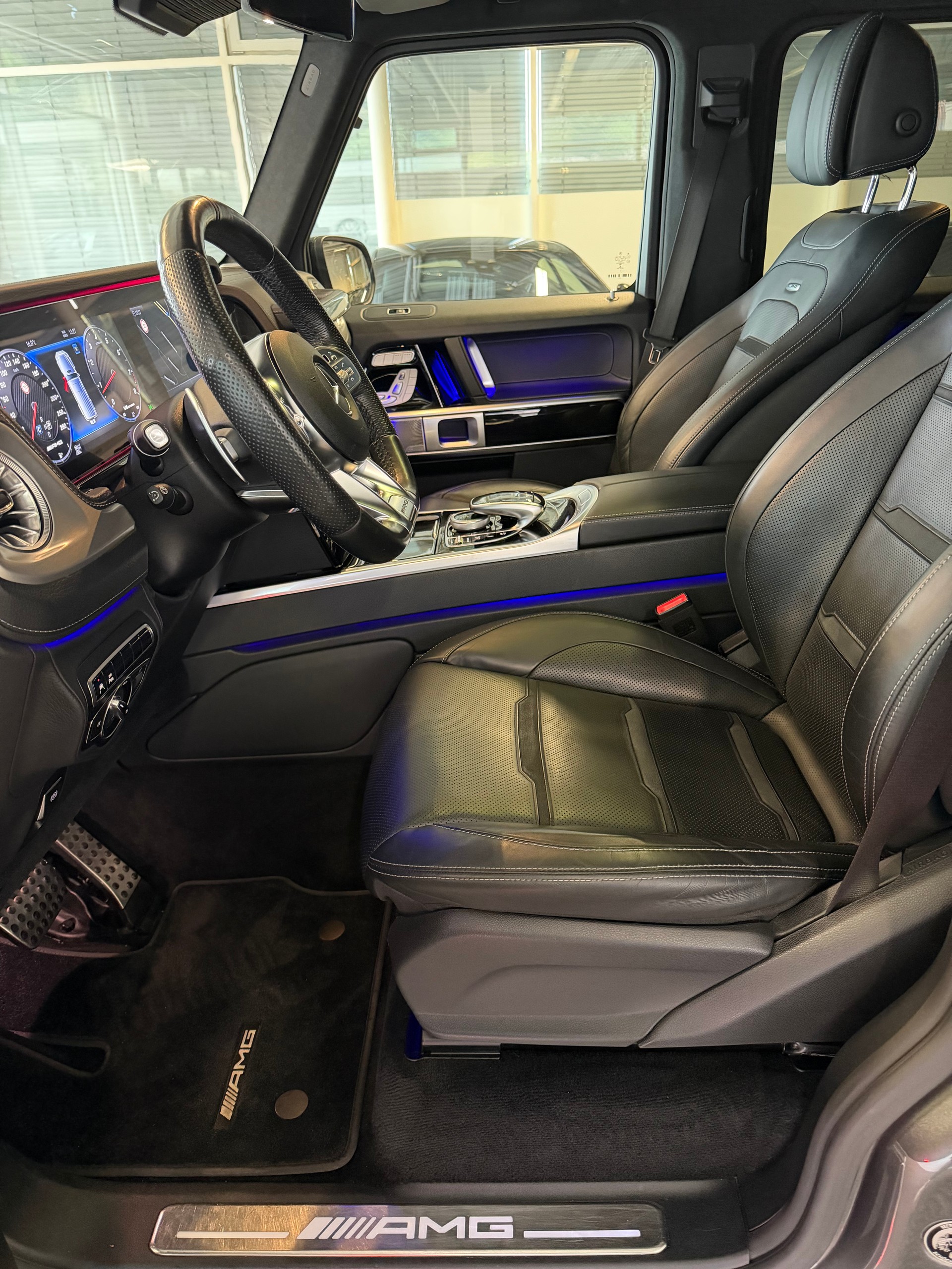 MERCEDES-BENZ G 63 AMG | CH | Erstbesitz | Massage | Multibeam | Designo Graphit | AMG Night | Widescreen | TV | AHK | EUR.1 Möglich |-image-13