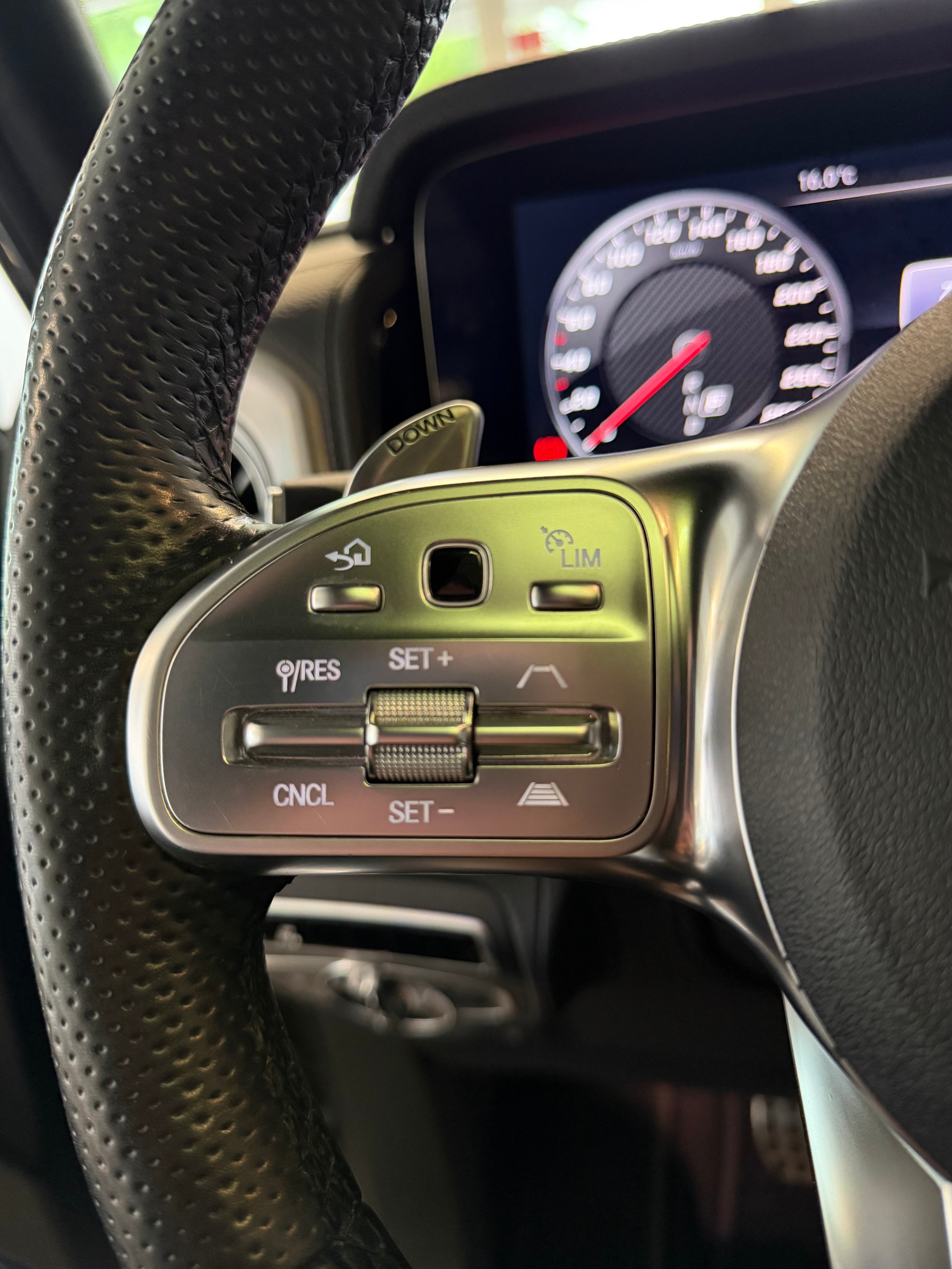 MERCEDES-BENZ G 63 AMG | CH | Erstbesitz | Massage | Multibeam | Designo Graphit | AMG Night | Widescreen | TV | AHK | EUR.1 Möglich |-image-19