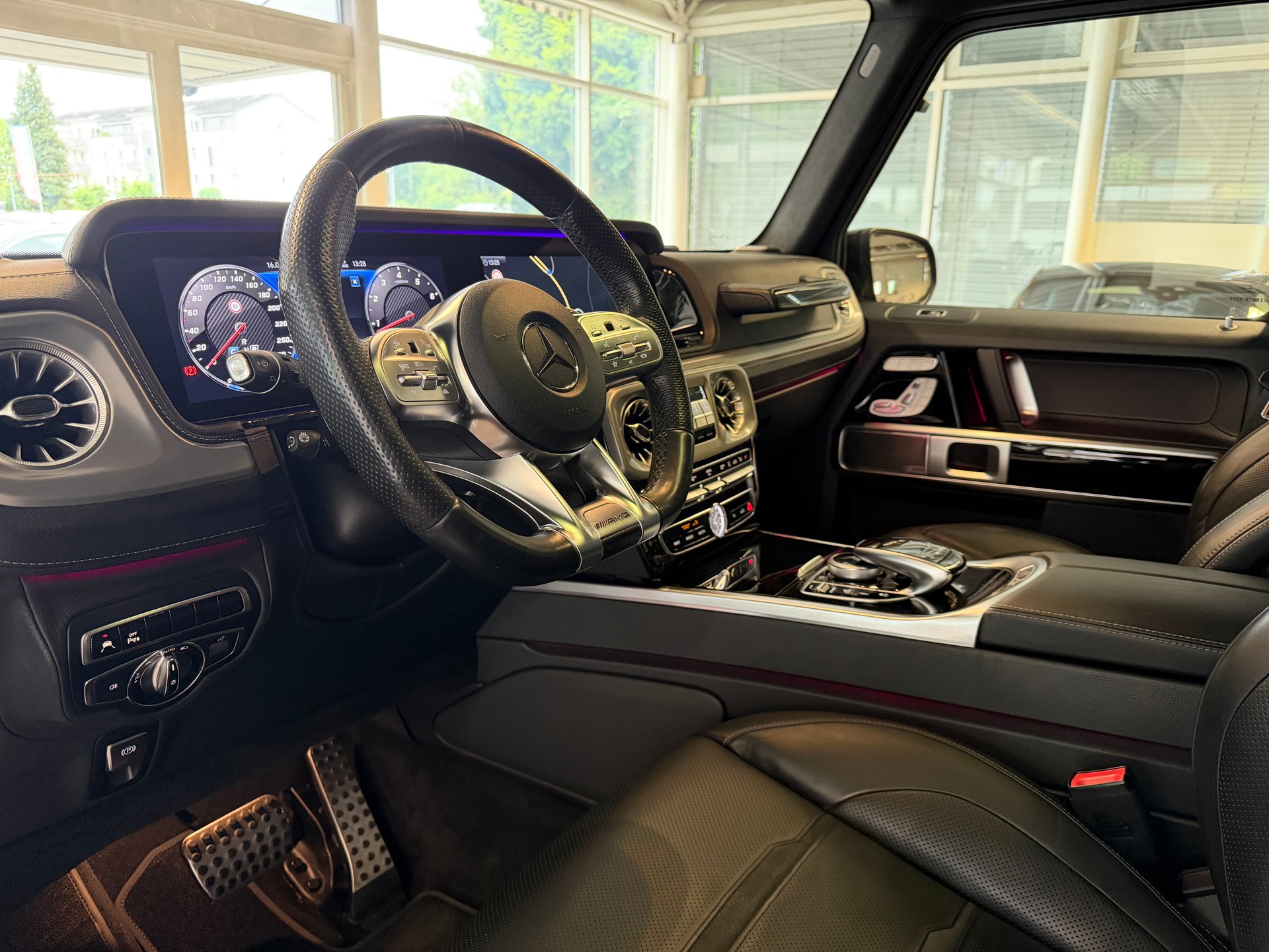 MERCEDES-BENZ G 63 AMG | CH | Erstbesitz | Massage | Multibeam | Designo Graphit | AMG Night | Widescreen | TV | AHK | EUR.1 Möglich |-image-18
