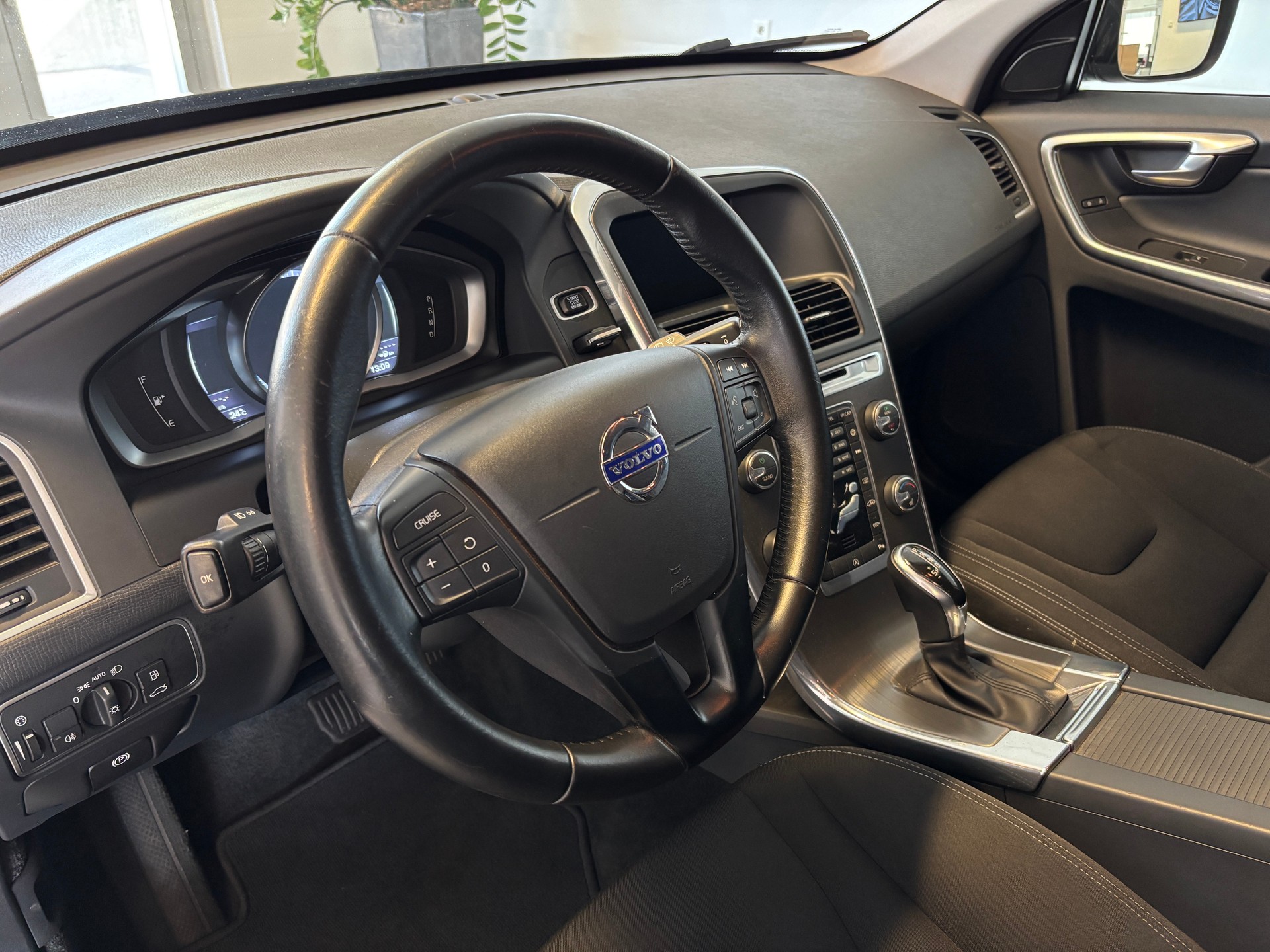 VOLVO XC60 D4 Kinetic Geartronic-image-5