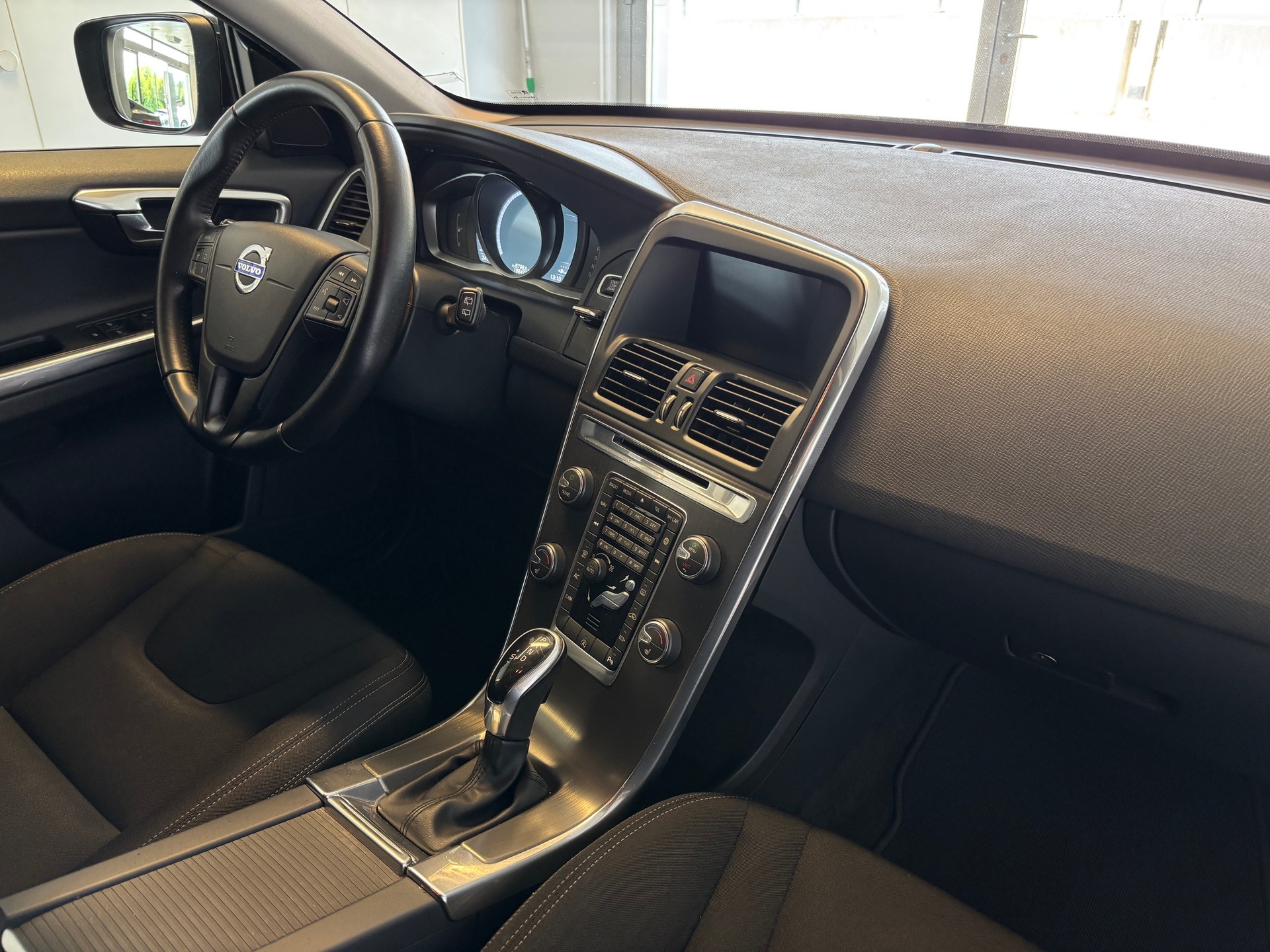 VOLVO XC60 D4 Kinetic Geartronic-image-8