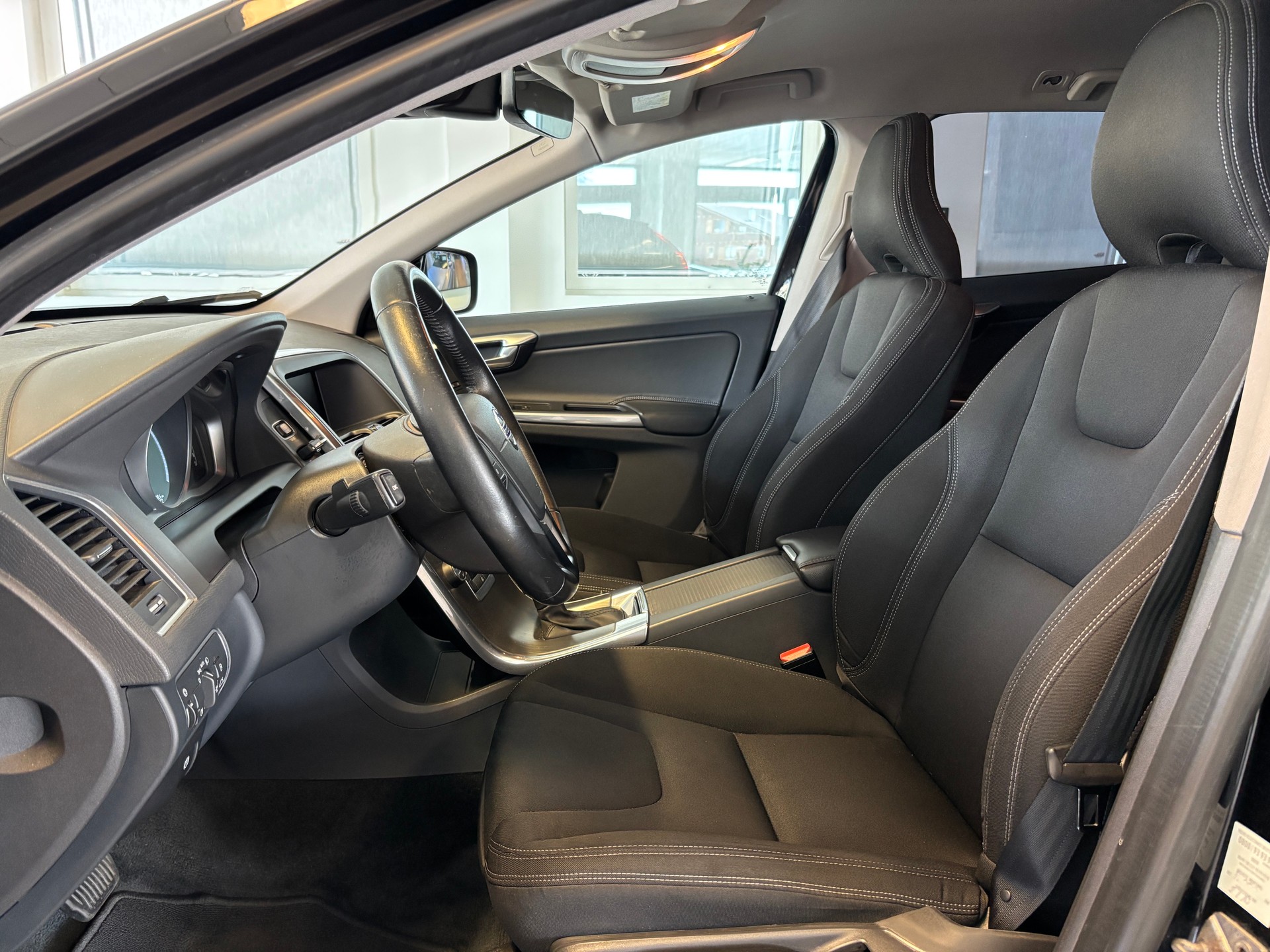 VOLVO XC60 D4 Kinetic Geartronic-image-6