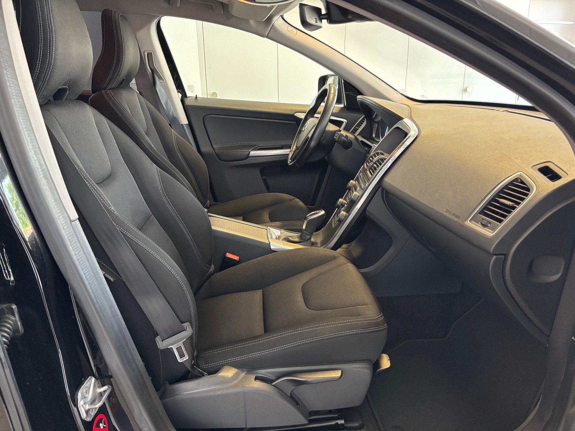 VOLVO XC60 D4 Kinetic Geartronic-image-9