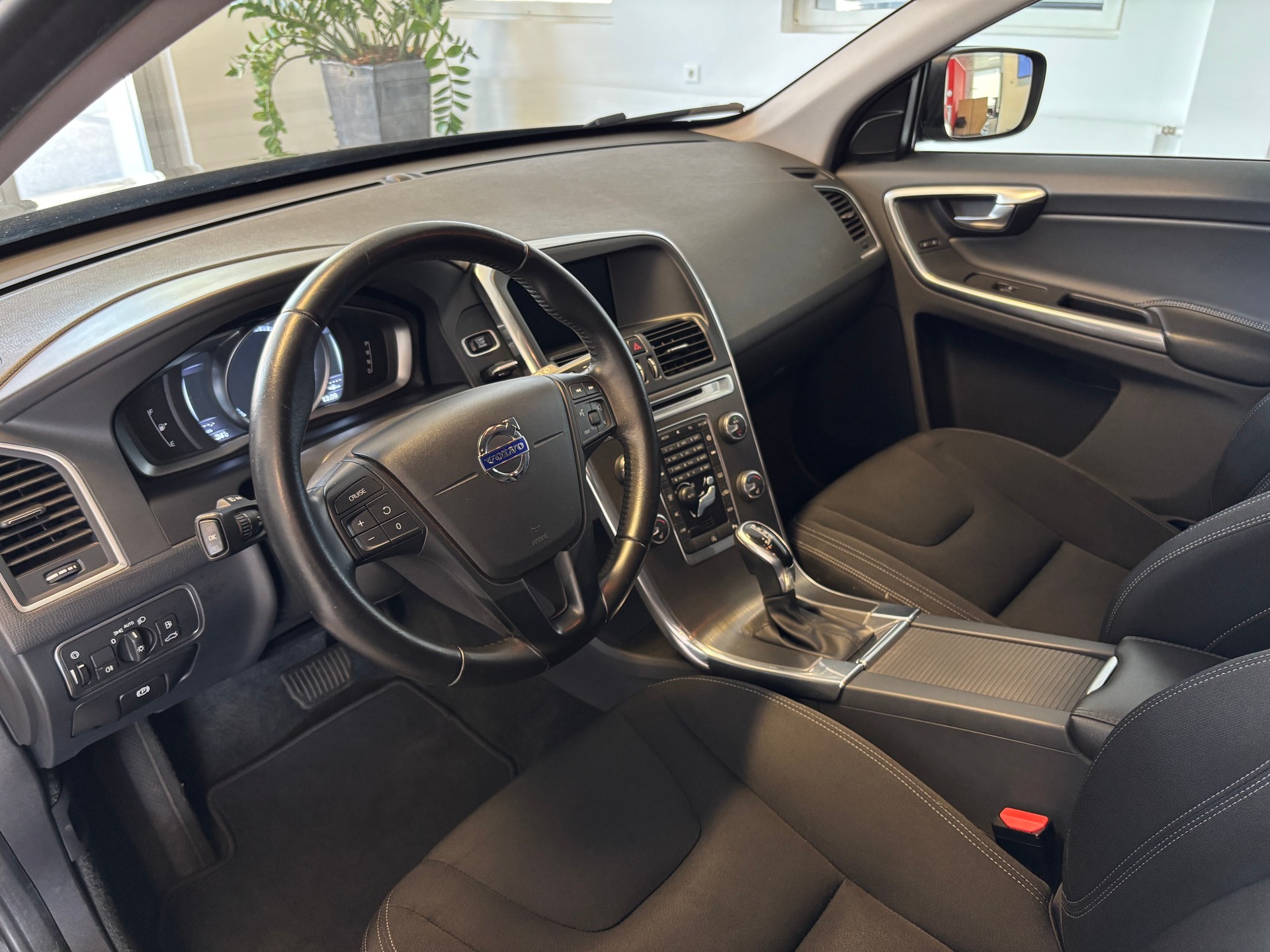 VOLVO XC60 D4 Kinetic Geartronic-image-4