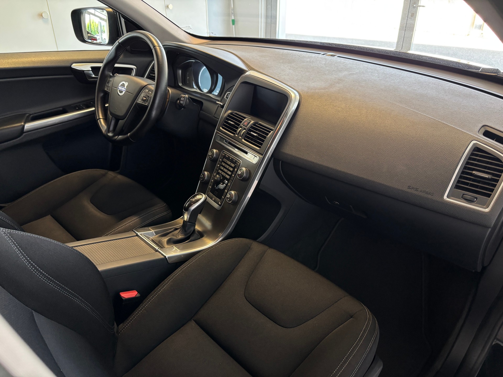 VOLVO XC60 D4 Kinetic Geartronic-image-7