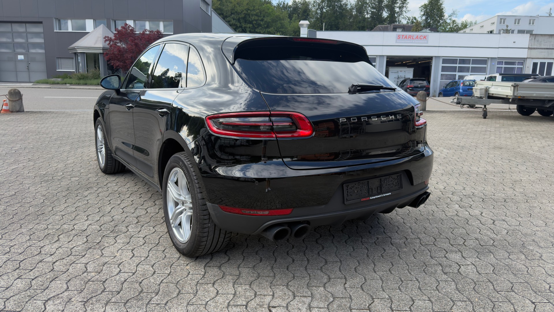 PORSCHE Macan PDK-showroom-element-2