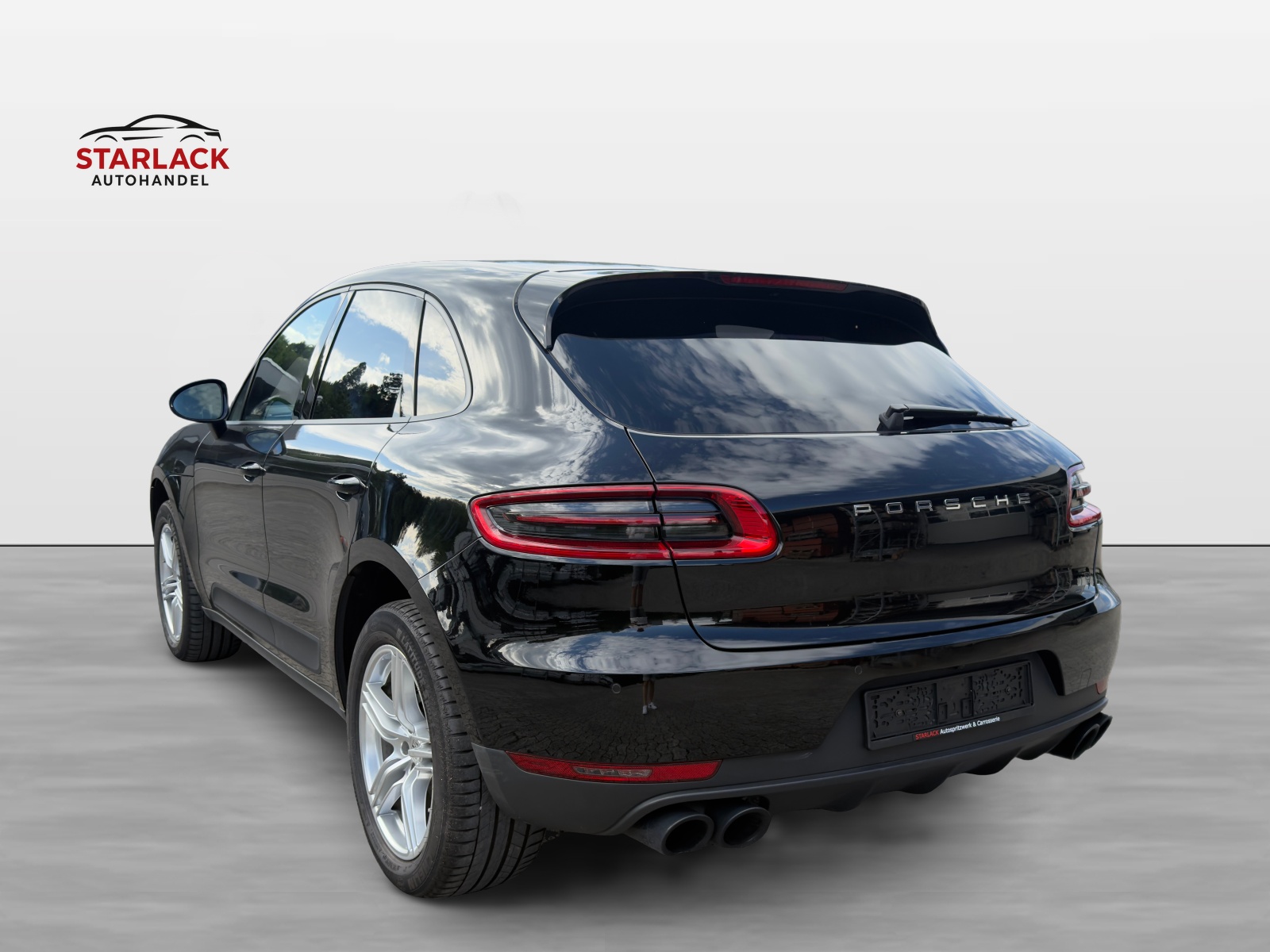 PORSCHE Macan PDK-showroom-element-2