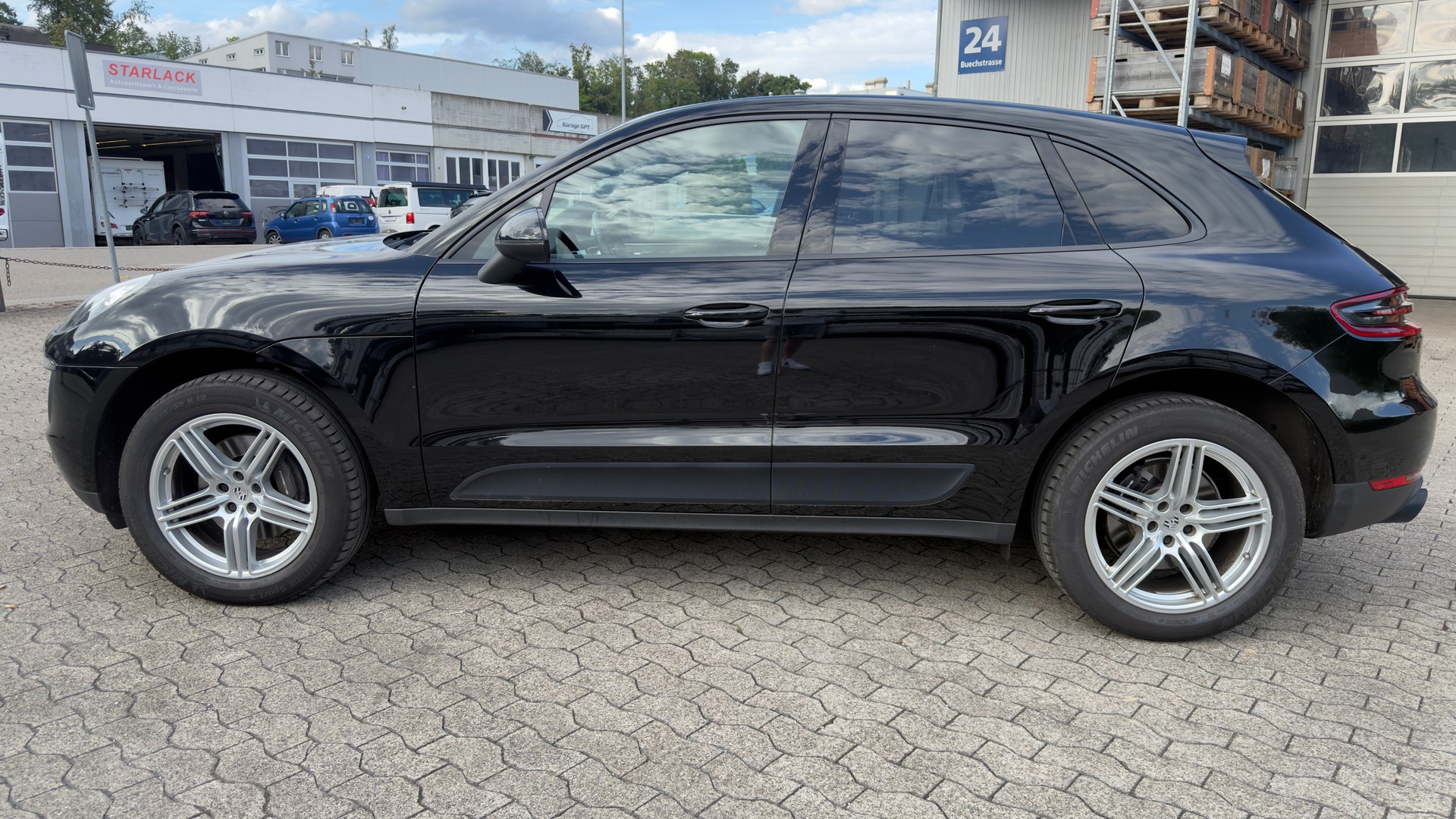 PORSCHE Macan PDK-showroom-element-1