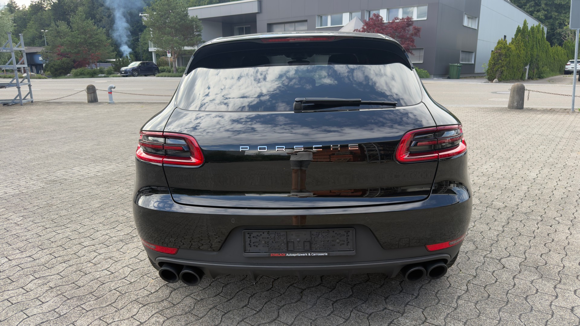 PORSCHE Macan PDK-showroom-element-3